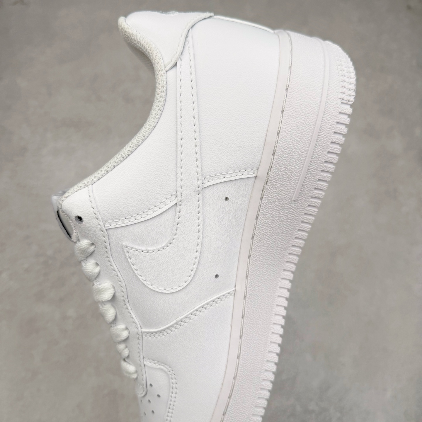 图片[7]-＃XT纯原福利 NK Air Force 1´07 Low 空军一号低帮百搭休闲运动板鞋 顶级批次 2022全新楦头鞋型 鱼鳞大底 历时开发三个月 清洁度完美 二维码鞋标 内置芯片及solo气垫 大底高度及其弧度依照正品 钢印 logo刺绣 鞋口弧度 鞋头长度 鞋面冲孔 鞋垫背胶及钢印 完美鞋型对比正品 每一处都是细节满满 柔软、弹性十足的缓震性能和出色的中底设计 横跨复古与现代的外型结合 造就出风靡全球 三十多年的Force 1 直到今天还深受青睐 实拍调校N版已经零色差零失真 百分百还原实物色彩所见即所得 不存在货不对板色差等低级问题 选购参考实物拍摄 不混卖不参货 只用心做好货严格选品 承诺混一赔十 尺码：36 36.5 37.5 38 38.5 39 40 40.5 41 42 42.5 43 44 44.5 45-选品中心