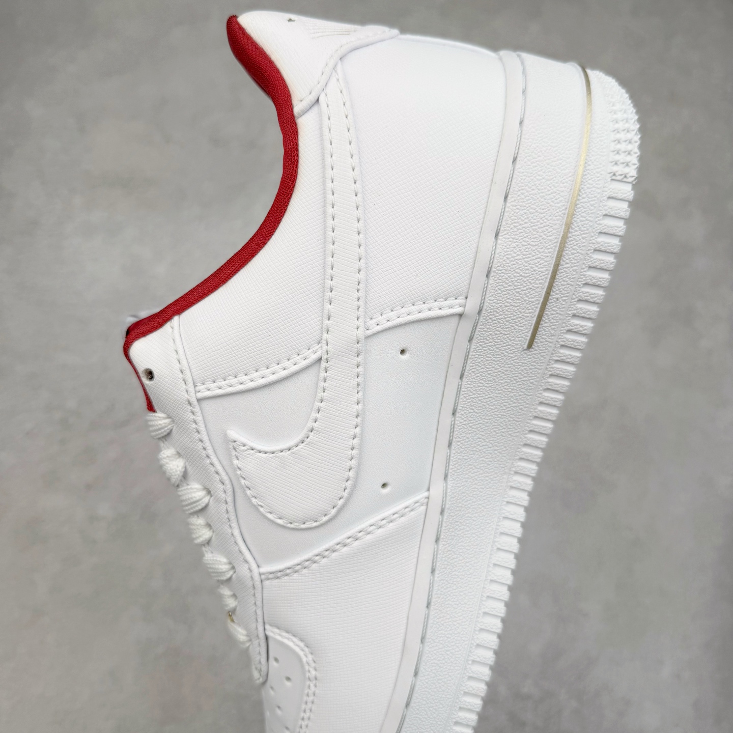 图片[7]-＃XT纯原福利 NK Air Force 1´07 Low 空军一号低帮百搭休闲运动板鞋 顶级批次 2022全新楦头鞋型 鱼鳞大底 历时开发三个月 清洁度完美 二维码鞋标 内置芯片及solo气垫 大底高度及其弧度依照正品 钢印 logo刺绣 鞋口弧度 鞋头长度 鞋面冲孔 鞋垫背胶及钢印 完美鞋型对比正品 每一处都是细节满满 柔软、弹性十足的缓震性能和出色的中底设计 横跨复古与现代的外型结合 造就出风靡全球 三十多年的Force 1 直到今天还深受青睐 实拍调校N版已经零色差零失真 百分百还原实物色彩所见即所得 不存在货不对板色差等低级问题 选购参考实物拍摄 不混卖不参货 只用心做好货严格选品 承诺混一赔十 尺码：36 36.5 37.5 38 38.5 39 40 40.5 41 42 42.5 43 44 44.5 45-选品中心