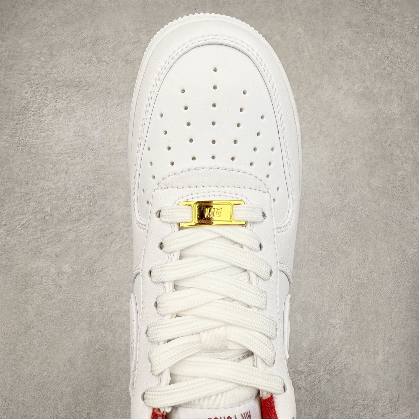 图片[4]-＃XT纯原福利 NK Air Force 1´07 Low 空军一号低帮百搭休闲运动板鞋 顶级批次 2022全新楦头鞋型 鱼鳞大底 历时开发三个月 清洁度完美 二维码鞋标 内置芯片及solo气垫 大底高度及其弧度依照正品 钢印 logo刺绣 鞋口弧度 鞋头长度 鞋面冲孔 鞋垫背胶及钢印 完美鞋型对比正品 每一处都是细节满满 柔软、弹性十足的缓震性能和出色的中底设计 横跨复古与现代的外型结合 造就出风靡全球 三十多年的Force 1 直到今天还深受青睐 实拍调校N版已经零色差零失真 百分百还原实物色彩所见即所得 不存在货不对板色差等低级问题 选购参考实物拍摄 不混卖不参货 只用心做好货严格选品 承诺混一赔十 尺码：36 36.5 37.5 38 38.5 39 40 40.5 41 42 42.5 43 44 44.5 45-选品中心