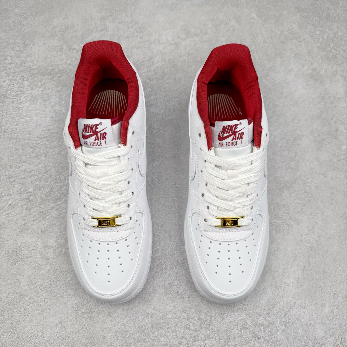 图片[2]-＃XT纯原福利 NK Air Force 1´07 Low 空军一号低帮百搭休闲运动板鞋 顶级批次 2022全新楦头鞋型 鱼鳞大底 历时开发三个月 清洁度完美 二维码鞋标 内置芯片及solo气垫 大底高度及其弧度依照正品 钢印 logo刺绣 鞋口弧度 鞋头长度 鞋面冲孔 鞋垫背胶及钢印 完美鞋型对比正品 每一处都是细节满满 柔软、弹性十足的缓震性能和出色的中底设计 横跨复古与现代的外型结合 造就出风靡全球 三十多年的Force 1 直到今天还深受青睐 实拍调校N版已经零色差零失真 百分百还原实物色彩所见即所得 不存在货不对板色差等低级问题 选购参考实物拍摄 不混卖不参货 只用心做好货严格选品 承诺混一赔十 尺码：36 36.5 37.5 38 38.5 39 40 40.5 41 42 42.5 43 44 44.5 45-选品中心