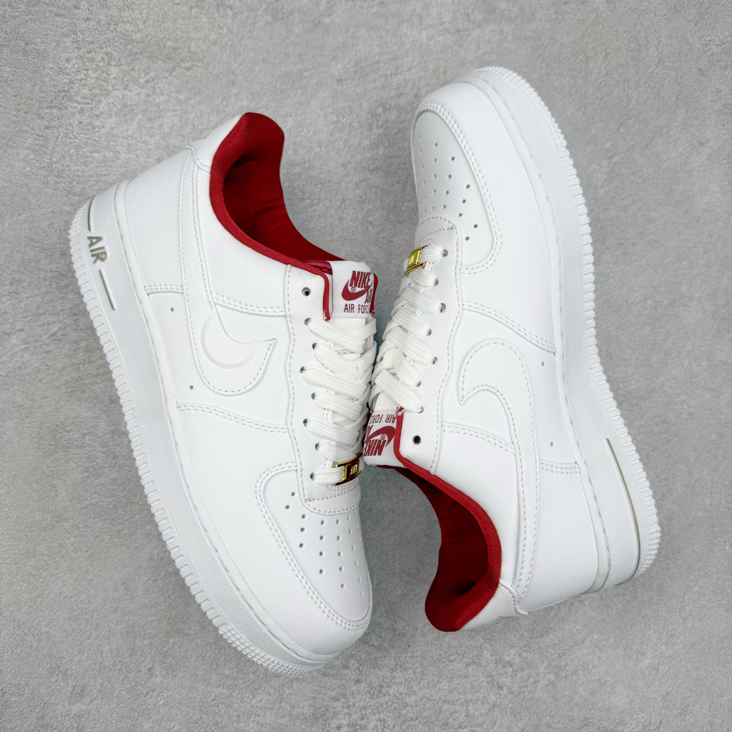 图片[3]-＃XT纯原福利 NK Air Force 1´07 Low 空军一号低帮百搭休闲运动板鞋 顶级批次 2022全新楦头鞋型 鱼鳞大底 历时开发三个月 清洁度完美 二维码鞋标 内置芯片及solo气垫 大底高度及其弧度依照正品 钢印 logo刺绣 鞋口弧度 鞋头长度 鞋面冲孔 鞋垫背胶及钢印 完美鞋型对比正品 每一处都是细节满满 柔软、弹性十足的缓震性能和出色的中底设计 横跨复古与现代的外型结合 造就出风靡全球 三十多年的Force 1 直到今天还深受青睐 实拍调校N版已经零色差零失真 百分百还原实物色彩所见即所得 不存在货不对板色差等低级问题 选购参考实物拍摄 不混卖不参货 只用心做好货严格选品 承诺混一赔十 尺码：36 36.5 37.5 38 38.5 39 40 40.5 41 42 42.5 43 44 44.5 45-选品中心