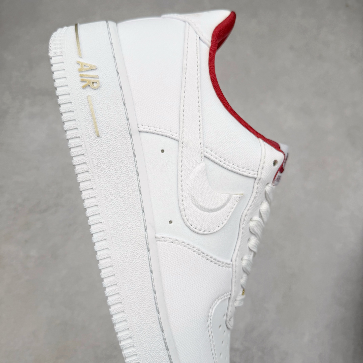 图片[6]-＃XT纯原福利 NK Air Force 1´07 Low 空军一号低帮百搭休闲运动板鞋 顶级批次 2022全新楦头鞋型 鱼鳞大底 历时开发三个月 清洁度完美 二维码鞋标 内置芯片及solo气垫 大底高度及其弧度依照正品 钢印 logo刺绣 鞋口弧度 鞋头长度 鞋面冲孔 鞋垫背胶及钢印 完美鞋型对比正品 每一处都是细节满满 柔软、弹性十足的缓震性能和出色的中底设计 横跨复古与现代的外型结合 造就出风靡全球 三十多年的Force 1 直到今天还深受青睐 实拍调校N版已经零色差零失真 百分百还原实物色彩所见即所得 不存在货不对板色差等低级问题 选购参考实物拍摄 不混卖不参货 只用心做好货严格选品 承诺混一赔十 尺码：36 36.5 37.5 38 38.5 39 40 40.5 41 42 42.5 43 44 44.5 45-选品中心