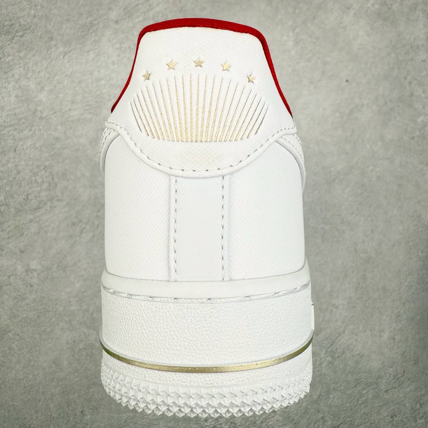 图片[8]-＃XT纯原福利 NK Air Force 1´07 Low 空军一号低帮百搭休闲运动板鞋 顶级批次 2022全新楦头鞋型 鱼鳞大底 历时开发三个月 清洁度完美 二维码鞋标 内置芯片及solo气垫 大底高度及其弧度依照正品 钢印 logo刺绣 鞋口弧度 鞋头长度 鞋面冲孔 鞋垫背胶及钢印 完美鞋型对比正品 每一处都是细节满满 柔软、弹性十足的缓震性能和出色的中底设计 横跨复古与现代的外型结合 造就出风靡全球 三十多年的Force 1 直到今天还深受青睐 实拍调校N版已经零色差零失真 百分百还原实物色彩所见即所得 不存在货不对板色差等低级问题 选购参考实物拍摄 不混卖不参货 只用心做好货严格选品 承诺混一赔十 尺码：36 36.5 37.5 38 38.5 39 40 40.5 41 42 42.5 43 44 44.5 45-选品中心