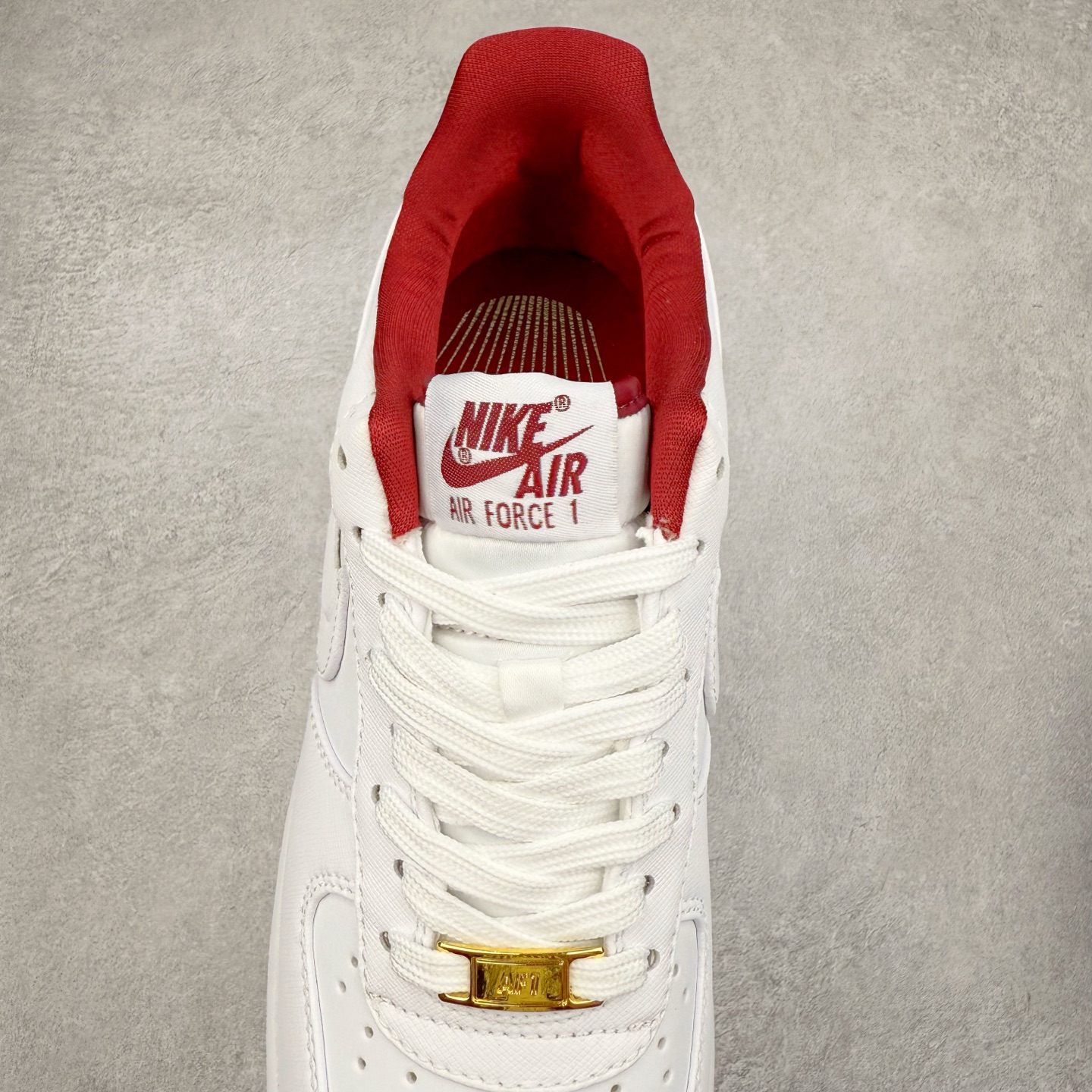 图片[5]-＃XT纯原福利 NK Air Force 1´07 Low 空军一号低帮百搭休闲运动板鞋 顶级批次 2022全新楦头鞋型 鱼鳞大底 历时开发三个月 清洁度完美 二维码鞋标 内置芯片及solo气垫 大底高度及其弧度依照正品 钢印 logo刺绣 鞋口弧度 鞋头长度 鞋面冲孔 鞋垫背胶及钢印 完美鞋型对比正品 每一处都是细节满满 柔软、弹性十足的缓震性能和出色的中底设计 横跨复古与现代的外型结合 造就出风靡全球 三十多年的Force 1 直到今天还深受青睐 实拍调校N版已经零色差零失真 百分百还原实物色彩所见即所得 不存在货不对板色差等低级问题 选购参考实物拍摄 不混卖不参货 只用心做好货严格选品 承诺混一赔十 尺码：36 36.5 37.5 38 38.5 39 40 40.5 41 42 42.5 43 44 44.5 45-选品中心