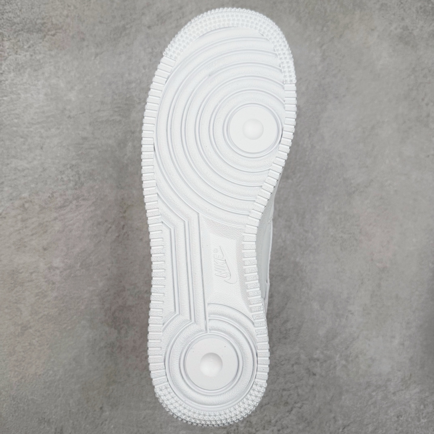 图片[9]-＃XT纯原福利 NK Air Force 1´07 Low 空军一号低帮百搭休闲运动板鞋 顶级批次 2022全新楦头鞋型 鱼鳞大底 历时开发三个月 清洁度完美 二维码鞋标 内置芯片及solo气垫 大底高度及其弧度依照正品 钢印 logo刺绣 鞋口弧度 鞋头长度 鞋面冲孔 鞋垫背胶及钢印 完美鞋型对比正品 每一处都是细节满满 柔软、弹性十足的缓震性能和出色的中底设计 横跨复古与现代的外型结合 造就出风靡全球 三十多年的Force 1 直到今天还深受青睐 实拍调校N版已经零色差零失真 百分百还原实物色彩所见即所得 不存在货不对板色差等低级问题 选购参考实物拍摄 不混卖不参货 只用心做好货严格选品 承诺混一赔十 尺码：36 36.5 37.5 38 38.5 39 40 40.5 41 42 42.5 43 44 44.5 45-选品中心