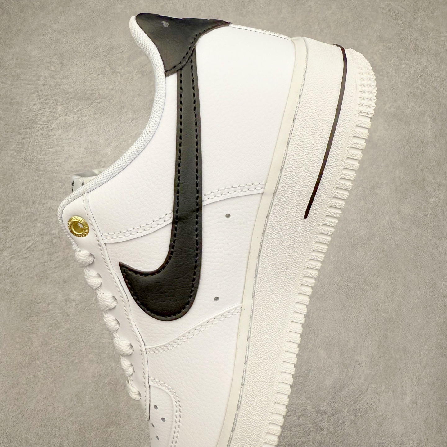 图片[7]-＃XT纯原福利 NK Air Force 1´07 Low 空军一号低帮百搭休闲运动板鞋 顶级批次 2022全新楦头鞋型 鱼鳞大底 历时开发三个月 清洁度完美 二维码鞋标 内置芯片及solo气垫 大底高度及其弧度依照正品 钢印 logo刺绣 鞋口弧度 鞋头长度 鞋面冲孔 鞋垫背胶及钢印 完美鞋型对比正品 每一处都是细节满满 柔软、弹性十足的缓震性能和出色的中底设计 横跨复古与现代的外型结合 造就出风靡全球 三十多年的Force 1 直到今天还深受青睐 实拍调校N版已经零色差零失真 百分百还原实物色彩所见即所得 不存在货不对板色差等低级问题 选购参考实物拍摄 不混卖不参货 只用心做好货严格选品 承诺混一赔十 尺码：36 36.5 37.5 38 38.5 39 40 40.5 41 42 42.5 43 44 44.5 45-选品中心