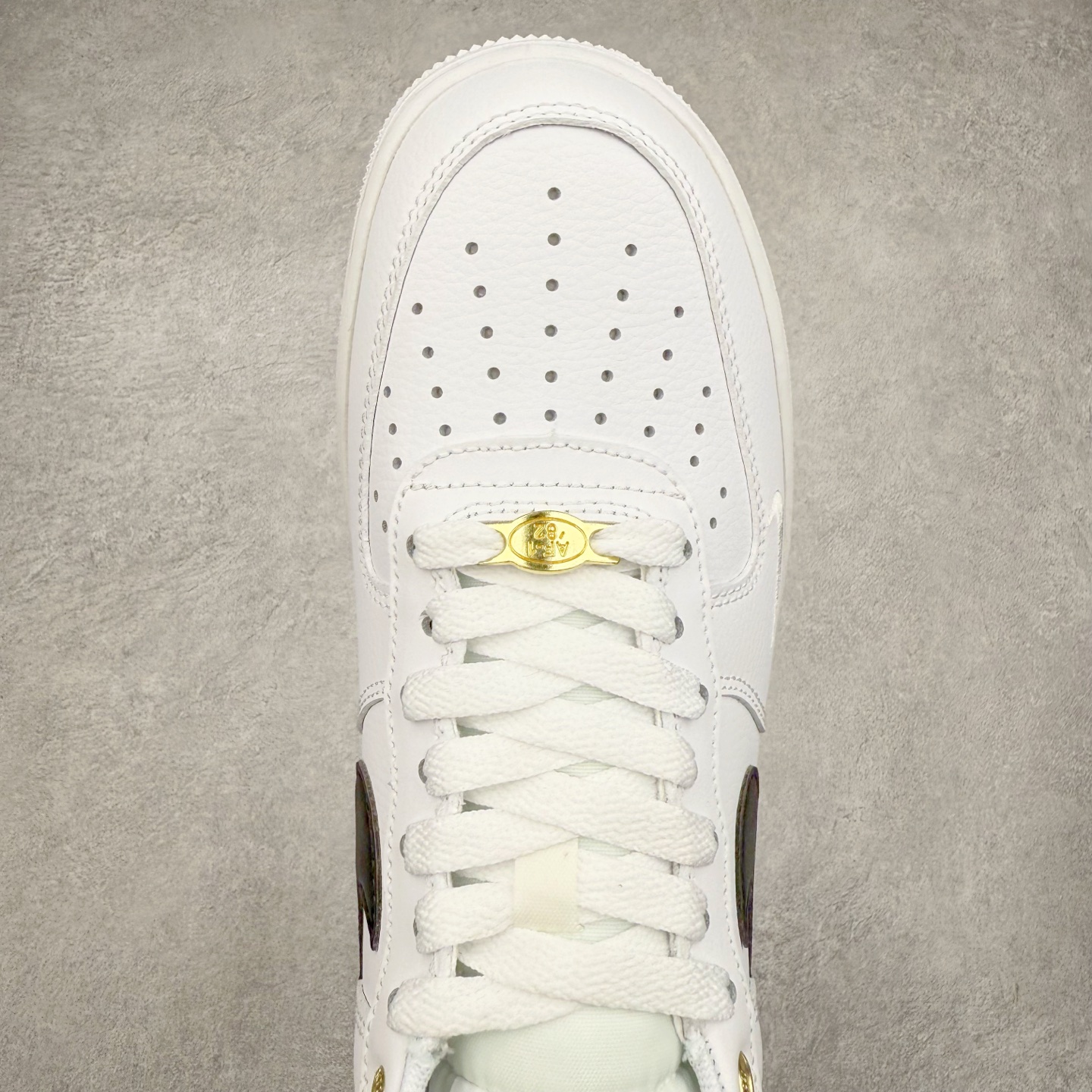 图片[4]-＃XT纯原福利 NK Air Force 1´07 Low 空军一号低帮百搭休闲运动板鞋 顶级批次 2022全新楦头鞋型 鱼鳞大底 历时开发三个月 清洁度完美 二维码鞋标 内置芯片及solo气垫 大底高度及其弧度依照正品 钢印 logo刺绣 鞋口弧度 鞋头长度 鞋面冲孔 鞋垫背胶及钢印 完美鞋型对比正品 每一处都是细节满满 柔软、弹性十足的缓震性能和出色的中底设计 横跨复古与现代的外型结合 造就出风靡全球 三十多年的Force 1 直到今天还深受青睐 实拍调校N版已经零色差零失真 百分百还原实物色彩所见即所得 不存在货不对板色差等低级问题 选购参考实物拍摄 不混卖不参货 只用心做好货严格选品 承诺混一赔十 尺码：36 36.5 37.5 38 38.5 39 40 40.5 41 42 42.5 43 44 44.5 45-选品中心