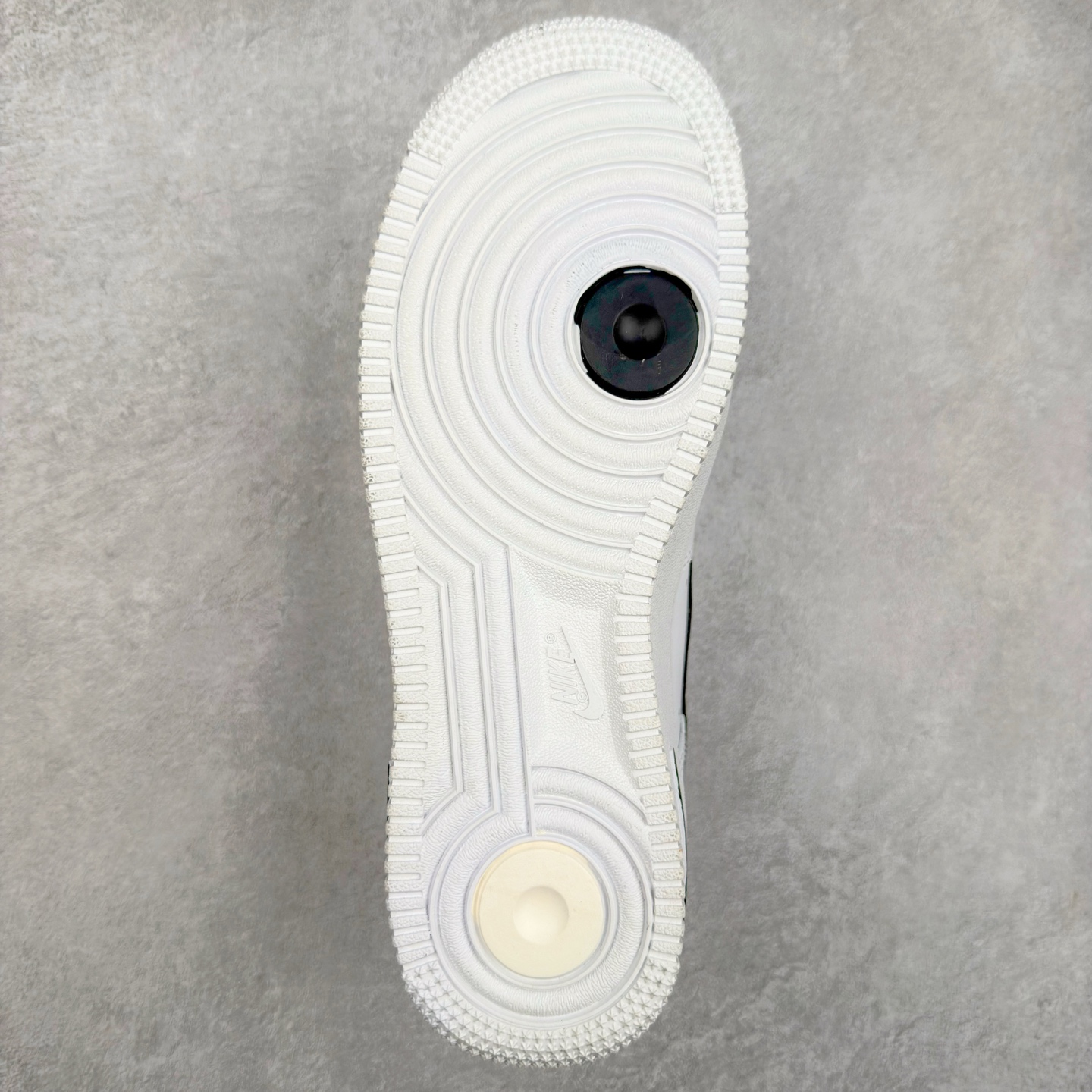 图片[9]-＃XT纯原福利 NK Air Force 1´07 Low 空军一号低帮百搭休闲运动板鞋 顶级批次 2022全新楦头鞋型 鱼鳞大底 历时开发三个月 清洁度完美 二维码鞋标 内置芯片及solo气垫 大底高度及其弧度依照正品 钢印 logo刺绣 鞋口弧度 鞋头长度 鞋面冲孔 鞋垫背胶及钢印 完美鞋型对比正品 每一处都是细节满满 柔软、弹性十足的缓震性能和出色的中底设计 横跨复古与现代的外型结合 造就出风靡全球 三十多年的Force 1 直到今天还深受青睐 实拍调校N版已经零色差零失真 百分百还原实物色彩所见即所得 不存在货不对板色差等低级问题 选购参考实物拍摄 不混卖不参货 只用心做好货严格选品 承诺混一赔十 尺码：36 36.5 37.5 38 38.5 39 40 40.5 41 42 42.5 43 44 44.5 45-选品中心