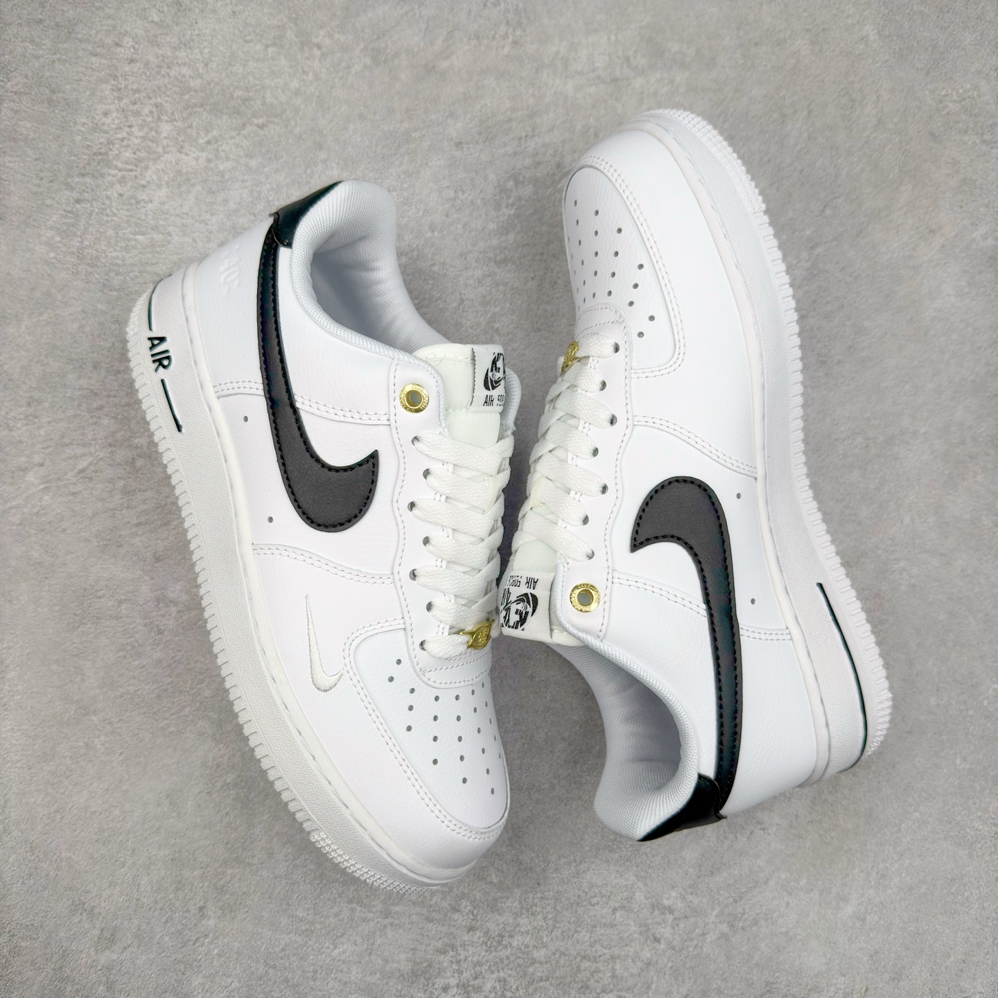 图片[3]-＃XT纯原福利 NK Air Force 1´07 Low 空军一号低帮百搭休闲运动板鞋 顶级批次 2022全新楦头鞋型 鱼鳞大底 历时开发三个月 清洁度完美 二维码鞋标 内置芯片及solo气垫 大底高度及其弧度依照正品 钢印 logo刺绣 鞋口弧度 鞋头长度 鞋面冲孔 鞋垫背胶及钢印 完美鞋型对比正品 每一处都是细节满满 柔软、弹性十足的缓震性能和出色的中底设计 横跨复古与现代的外型结合 造就出风靡全球 三十多年的Force 1 直到今天还深受青睐 实拍调校N版已经零色差零失真 百分百还原实物色彩所见即所得 不存在货不对板色差等低级问题 选购参考实物拍摄 不混卖不参货 只用心做好货严格选品 承诺混一赔十 尺码：36 36.5 37.5 38 38.5 39 40 40.5 41 42 42.5 43 44 44.5 45-选品中心