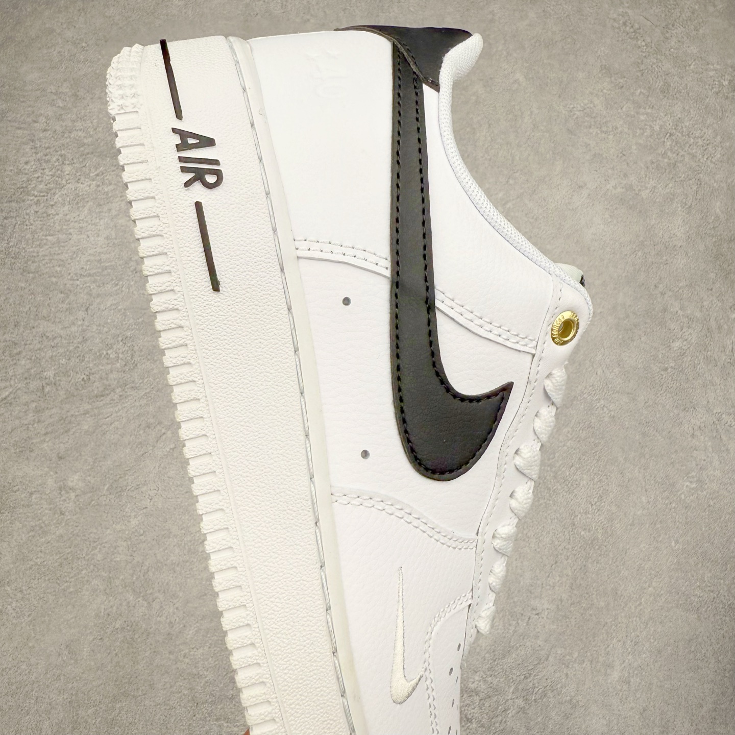 图片[6]-＃XT纯原福利 NK Air Force 1´07 Low 空军一号低帮百搭休闲运动板鞋 顶级批次 2022全新楦头鞋型 鱼鳞大底 历时开发三个月 清洁度完美 二维码鞋标 内置芯片及solo气垫 大底高度及其弧度依照正品 钢印 logo刺绣 鞋口弧度 鞋头长度 鞋面冲孔 鞋垫背胶及钢印 完美鞋型对比正品 每一处都是细节满满 柔软、弹性十足的缓震性能和出色的中底设计 横跨复古与现代的外型结合 造就出风靡全球 三十多年的Force 1 直到今天还深受青睐 实拍调校N版已经零色差零失真 百分百还原实物色彩所见即所得 不存在货不对板色差等低级问题 选购参考实物拍摄 不混卖不参货 只用心做好货严格选品 承诺混一赔十 尺码：36 36.5 37.5 38 38.5 39 40 40.5 41 42 42.5 43 44 44.5 45-选品中心