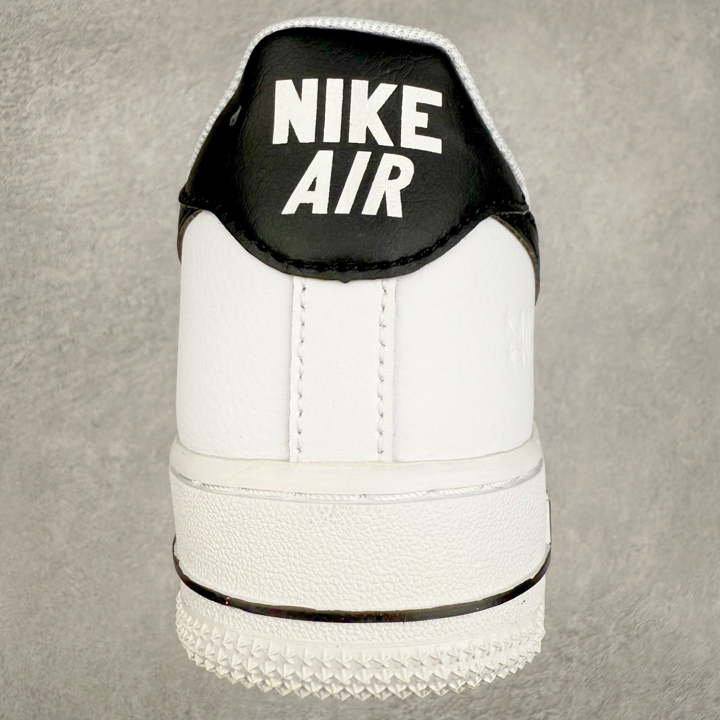 图片[8]-＃XT纯原福利 NK Air Force 1´07 Low 空军一号低帮百搭休闲运动板鞋 顶级批次 2022全新楦头鞋型 鱼鳞大底 历时开发三个月 清洁度完美 二维码鞋标 内置芯片及solo气垫 大底高度及其弧度依照正品 钢印 logo刺绣 鞋口弧度 鞋头长度 鞋面冲孔 鞋垫背胶及钢印 完美鞋型对比正品 每一处都是细节满满 柔软、弹性十足的缓震性能和出色的中底设计 横跨复古与现代的外型结合 造就出风靡全球 三十多年的Force 1 直到今天还深受青睐 实拍调校N版已经零色差零失真 百分百还原实物色彩所见即所得 不存在货不对板色差等低级问题 选购参考实物拍摄 不混卖不参货 只用心做好货严格选品 承诺混一赔十 尺码：36 36.5 37.5 38 38.5 39 40 40.5 41 42 42.5 43 44 44.5 45-选品中心