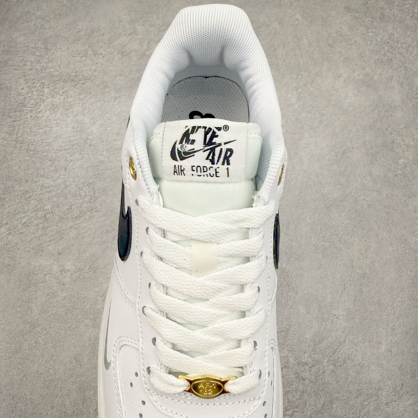 图片[5]-＃XT纯原福利 NK Air Force 1´07 Low 空军一号低帮百搭休闲运动板鞋 顶级批次 2022全新楦头鞋型 鱼鳞大底 历时开发三个月 清洁度完美 二维码鞋标 内置芯片及solo气垫 大底高度及其弧度依照正品 钢印 logo刺绣 鞋口弧度 鞋头长度 鞋面冲孔 鞋垫背胶及钢印 完美鞋型对比正品 每一处都是细节满满 柔软、弹性十足的缓震性能和出色的中底设计 横跨复古与现代的外型结合 造就出风靡全球 三十多年的Force 1 直到今天还深受青睐 实拍调校N版已经零色差零失真 百分百还原实物色彩所见即所得 不存在货不对板色差等低级问题 选购参考实物拍摄 不混卖不参货 只用心做好货严格选品 承诺混一赔十 尺码：36 36.5 37.5 38 38.5 39 40 40.5 41 42 42.5 43 44 44.5 45-选品中心