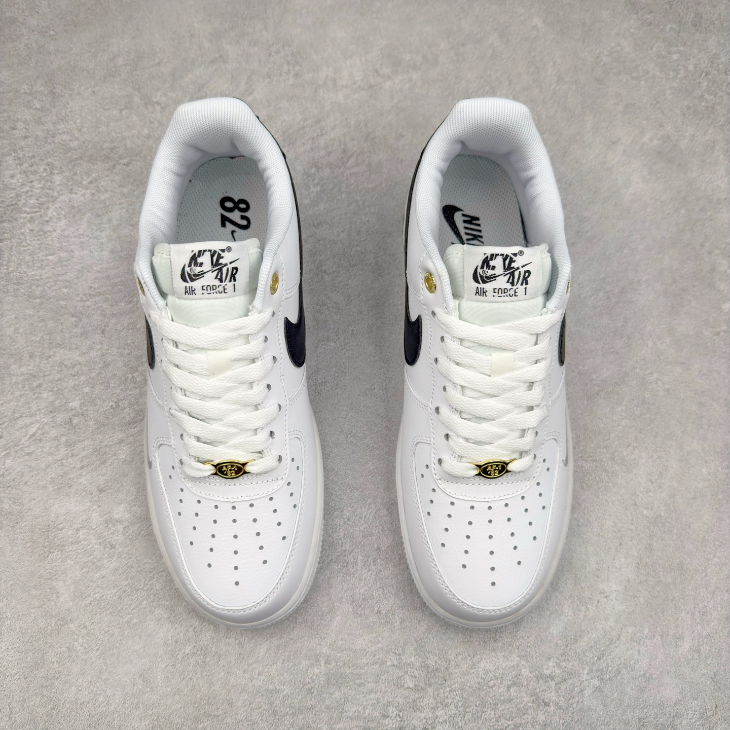 图片[2]-＃XT纯原福利 NK Air Force 1´07 Low 空军一号低帮百搭休闲运动板鞋 顶级批次 2022全新楦头鞋型 鱼鳞大底 历时开发三个月 清洁度完美 二维码鞋标 内置芯片及solo气垫 大底高度及其弧度依照正品 钢印 logo刺绣 鞋口弧度 鞋头长度 鞋面冲孔 鞋垫背胶及钢印 完美鞋型对比正品 每一处都是细节满满 柔软、弹性十足的缓震性能和出色的中底设计 横跨复古与现代的外型结合 造就出风靡全球 三十多年的Force 1 直到今天还深受青睐 实拍调校N版已经零色差零失真 百分百还原实物色彩所见即所得 不存在货不对板色差等低级问题 选购参考实物拍摄 不混卖不参货 只用心做好货严格选品 承诺混一赔十 尺码：36 36.5 37.5 38 38.5 39 40 40.5 41 42 42.5 43 44 44.5 45-选品中心