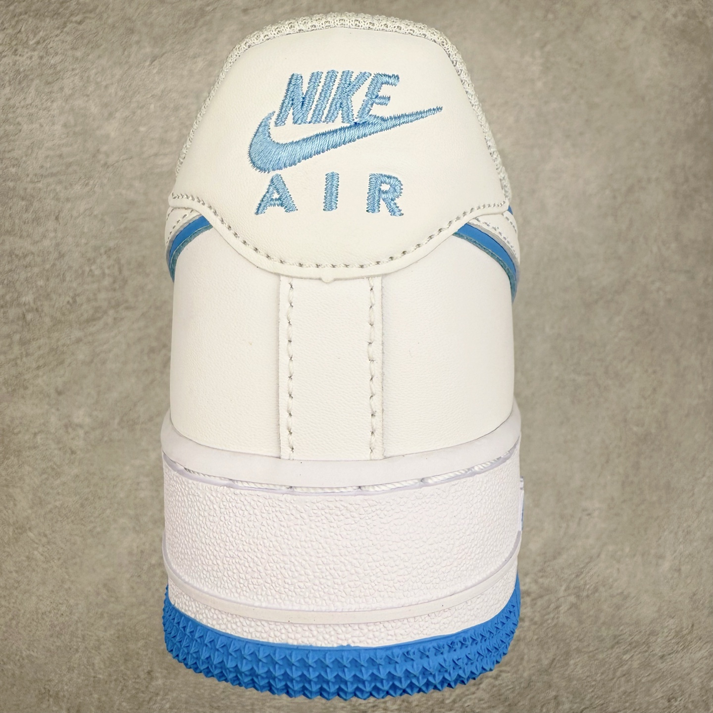 图片[8]-＃XT纯原福利 NK Air Force 1´07 Low 空军一号低帮百搭休闲运动板鞋 顶级批次 2022全新楦头鞋型 鱼鳞大底 历时开发三个月 清洁度完美 二维码鞋标 内置芯片及solo气垫 大底高度及其弧度依照正品 钢印 logo刺绣 鞋口弧度 鞋头长度 鞋面冲孔 鞋垫背胶及钢印 完美鞋型对比正品 每一处都是细节满满 柔软、弹性十足的缓震性能和出色的中底设计 横跨复古与现代的外型结合 造就出风靡全球 三十多年的Force 1 直到今天还深受青睐 实拍调校N版已经零色差零失真 百分百还原实物色彩所见即所得 不存在货不对板色差等低级问题 选购参考实物拍摄 不混卖不参货 只用心做好货严格选品 承诺混一赔十 尺码：36 36.5 37.5 38 38.5 39 40 40.5 41 42 42.5 43 44 44.5 45-选品中心