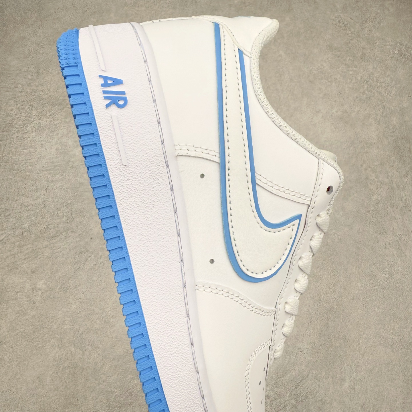 图片[6]-＃XT纯原福利 NK Air Force 1´07 Low 空军一号低帮百搭休闲运动板鞋 顶级批次 2022全新楦头鞋型 鱼鳞大底 历时开发三个月 清洁度完美 二维码鞋标 内置芯片及solo气垫 大底高度及其弧度依照正品 钢印 logo刺绣 鞋口弧度 鞋头长度 鞋面冲孔 鞋垫背胶及钢印 完美鞋型对比正品 每一处都是细节满满 柔软、弹性十足的缓震性能和出色的中底设计 横跨复古与现代的外型结合 造就出风靡全球 三十多年的Force 1 直到今天还深受青睐 实拍调校N版已经零色差零失真 百分百还原实物色彩所见即所得 不存在货不对板色差等低级问题 选购参考实物拍摄 不混卖不参货 只用心做好货严格选品 承诺混一赔十 尺码：36 36.5 37.5 38 38.5 39 40 40.5 41 42 42.5 43 44 44.5 45-选品中心