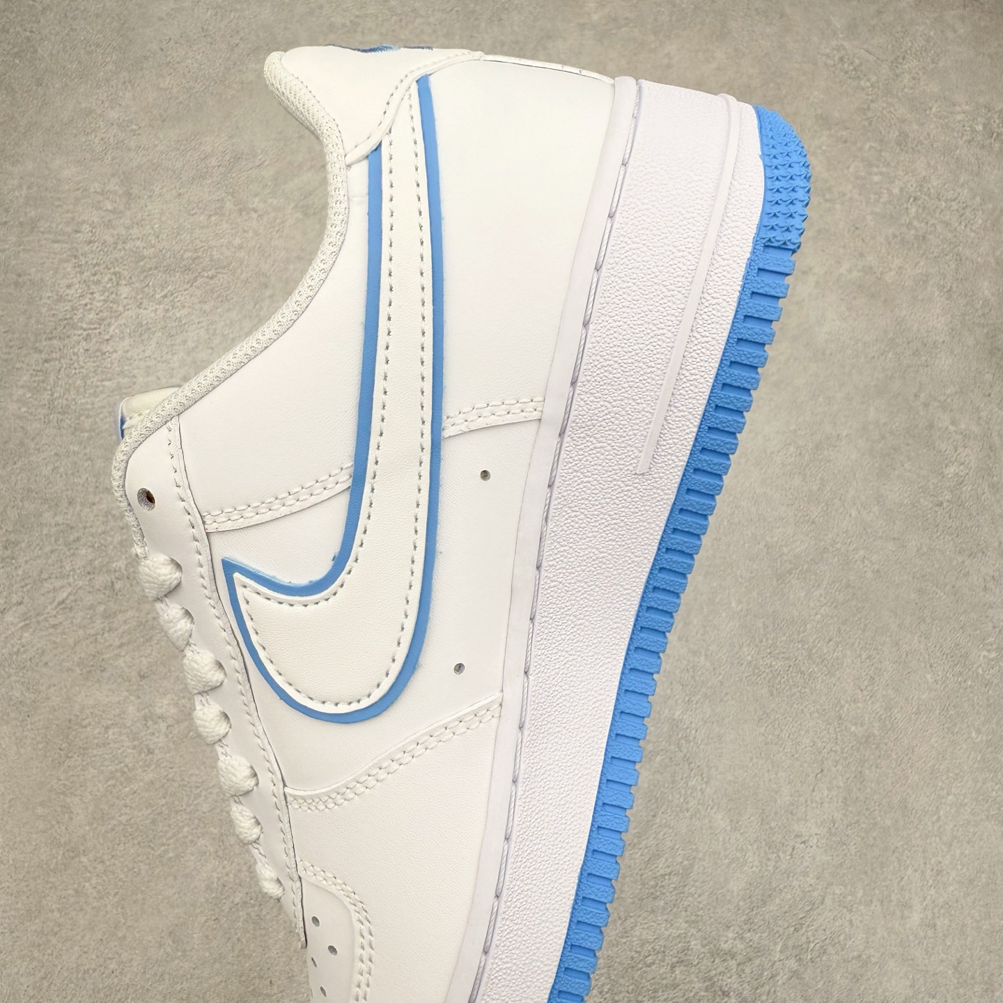 图片[7]-＃XT纯原福利 NK Air Force 1´07 Low 空军一号低帮百搭休闲运动板鞋 顶级批次 2022全新楦头鞋型 鱼鳞大底 历时开发三个月 清洁度完美 二维码鞋标 内置芯片及solo气垫 大底高度及其弧度依照正品 钢印 logo刺绣 鞋口弧度 鞋头长度 鞋面冲孔 鞋垫背胶及钢印 完美鞋型对比正品 每一处都是细节满满 柔软、弹性十足的缓震性能和出色的中底设计 横跨复古与现代的外型结合 造就出风靡全球 三十多年的Force 1 直到今天还深受青睐 实拍调校N版已经零色差零失真 百分百还原实物色彩所见即所得 不存在货不对板色差等低级问题 选购参考实物拍摄 不混卖不参货 只用心做好货严格选品 承诺混一赔十 尺码：36 36.5 37.5 38 38.5 39 40 40.5 41 42 42.5 43 44 44.5 45-选品中心