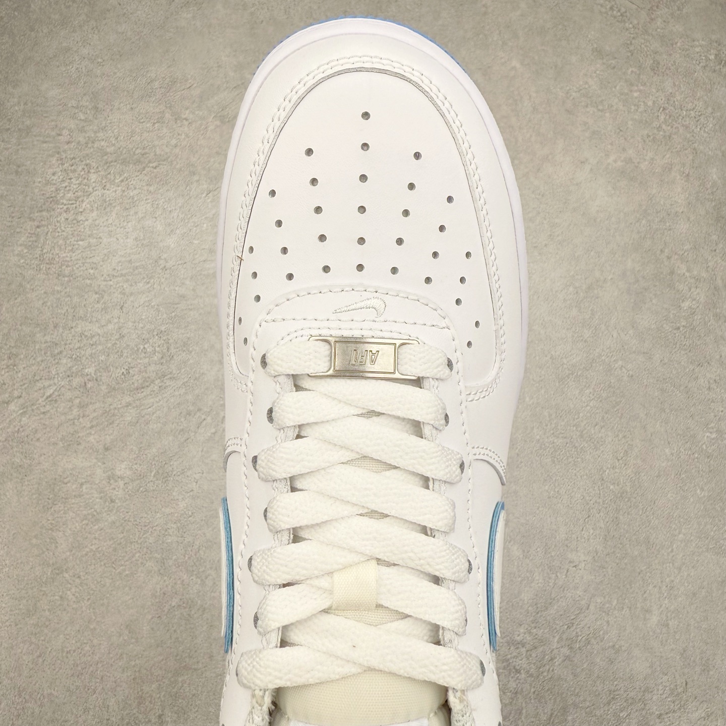 图片[4]-＃XT纯原福利 NK Air Force 1´07 Low 空军一号低帮百搭休闲运动板鞋 顶级批次 2022全新楦头鞋型 鱼鳞大底 历时开发三个月 清洁度完美 二维码鞋标 内置芯片及solo气垫 大底高度及其弧度依照正品 钢印 logo刺绣 鞋口弧度 鞋头长度 鞋面冲孔 鞋垫背胶及钢印 完美鞋型对比正品 每一处都是细节满满 柔软、弹性十足的缓震性能和出色的中底设计 横跨复古与现代的外型结合 造就出风靡全球 三十多年的Force 1 直到今天还深受青睐 实拍调校N版已经零色差零失真 百分百还原实物色彩所见即所得 不存在货不对板色差等低级问题 选购参考实物拍摄 不混卖不参货 只用心做好货严格选品 承诺混一赔十 尺码：36 36.5 37.5 38 38.5 39 40 40.5 41 42 42.5 43 44 44.5 45-选品中心