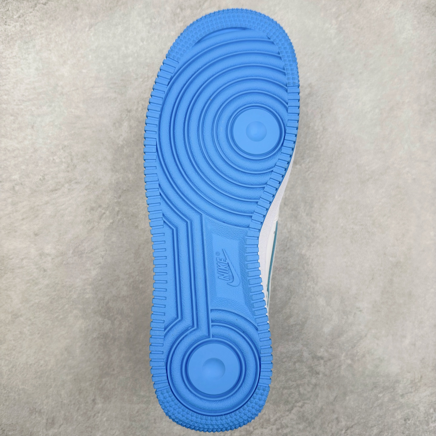 图片[9]-＃XT纯原福利 NK Air Force 1´07 Low 空军一号低帮百搭休闲运动板鞋 顶级批次 2022全新楦头鞋型 鱼鳞大底 历时开发三个月 清洁度完美 二维码鞋标 内置芯片及solo气垫 大底高度及其弧度依照正品 钢印 logo刺绣 鞋口弧度 鞋头长度 鞋面冲孔 鞋垫背胶及钢印 完美鞋型对比正品 每一处都是细节满满 柔软、弹性十足的缓震性能和出色的中底设计 横跨复古与现代的外型结合 造就出风靡全球 三十多年的Force 1 直到今天还深受青睐 实拍调校N版已经零色差零失真 百分百还原实物色彩所见即所得 不存在货不对板色差等低级问题 选购参考实物拍摄 不混卖不参货 只用心做好货严格选品 承诺混一赔十 尺码：36 36.5 37.5 38 38.5 39 40 40.5 41 42 42.5 43 44 44.5 45-选品中心