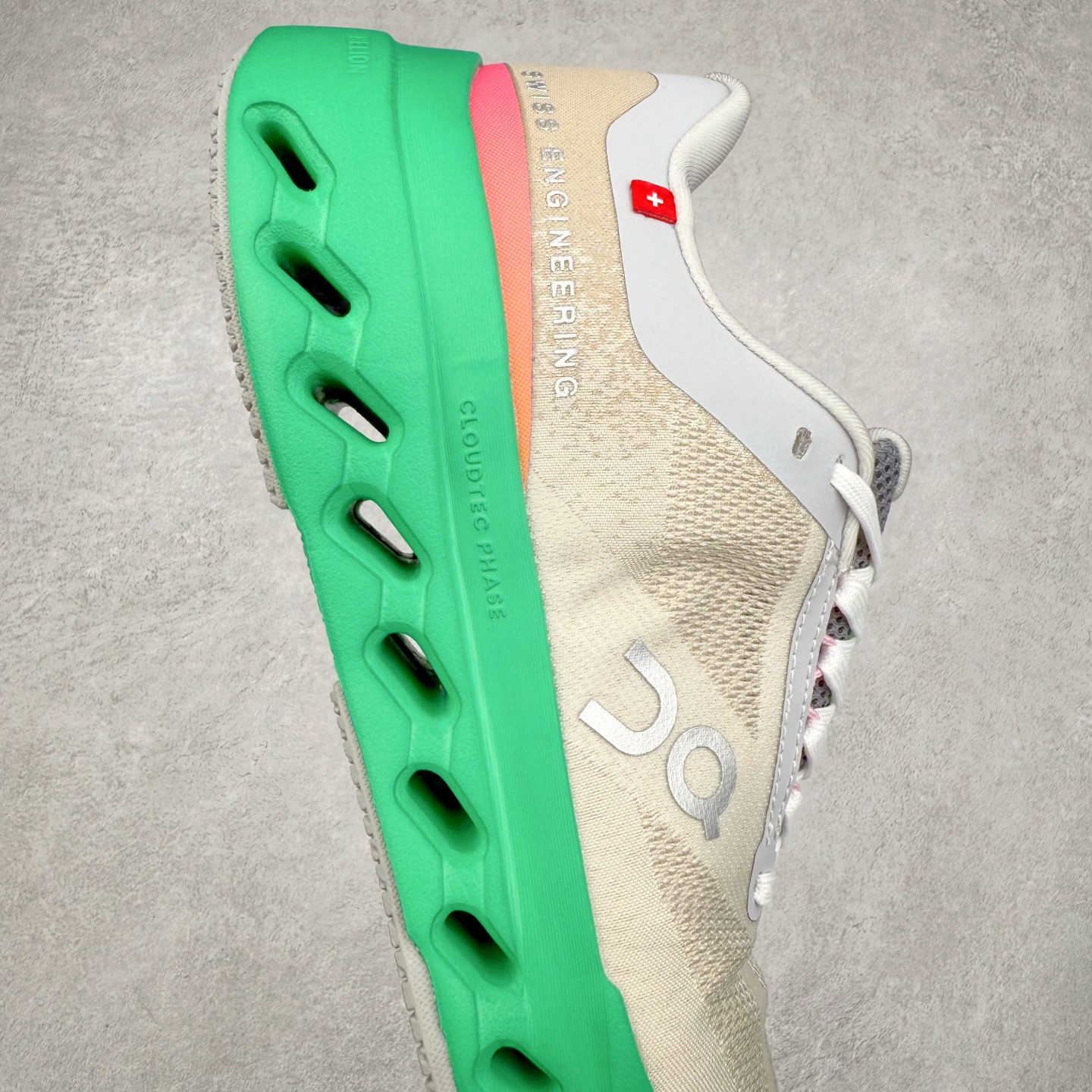 图片[6]-On昂跑 Cloudsurfer Next Wolf Honeydew 柔软舒适防滑耐磨低帮休闲跑步鞋 昂跑运动品牌 开创于2010年 缓震着陆、强效回弹、轻柔质感的设计构思始终是ON研制关键 与此同时基于“为全球提供革新性的跑步感受”信念 陆续推出了多款跑鞋及其以专业运动人体跑步工程学为设计关键的功能性跑步服饰设备 让跑者不费力气地畅快畅跑 尺码：36 36.5 37.5 38 38.5 39 40 40.5 41 42 42.5 43 44 44.5 45-选品中心