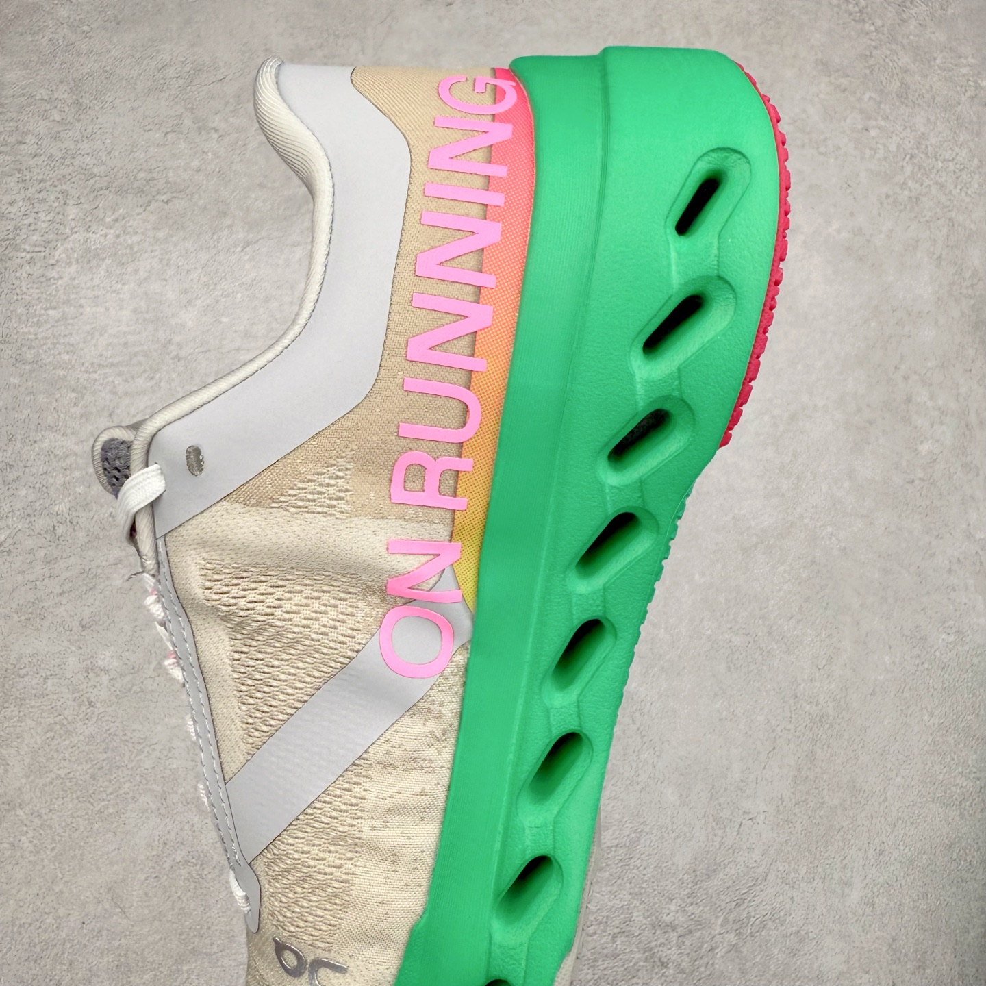 图片[7]-On昂跑 Cloudsurfer Next Wolf Honeydew 柔软舒适防滑耐磨低帮休闲跑步鞋 昂跑运动品牌 开创于2010年 缓震着陆、强效回弹、轻柔质感的设计构思始终是ON研制关键 与此同时基于“为全球提供革新性的跑步感受”信念 陆续推出了多款跑鞋及其以专业运动人体跑步工程学为设计关键的功能性跑步服饰设备 让跑者不费力气地畅快畅跑 尺码：36 36.5 37.5 38 38.5 39 40 40.5 41 42 42.5 43 44 44.5 45-选品中心