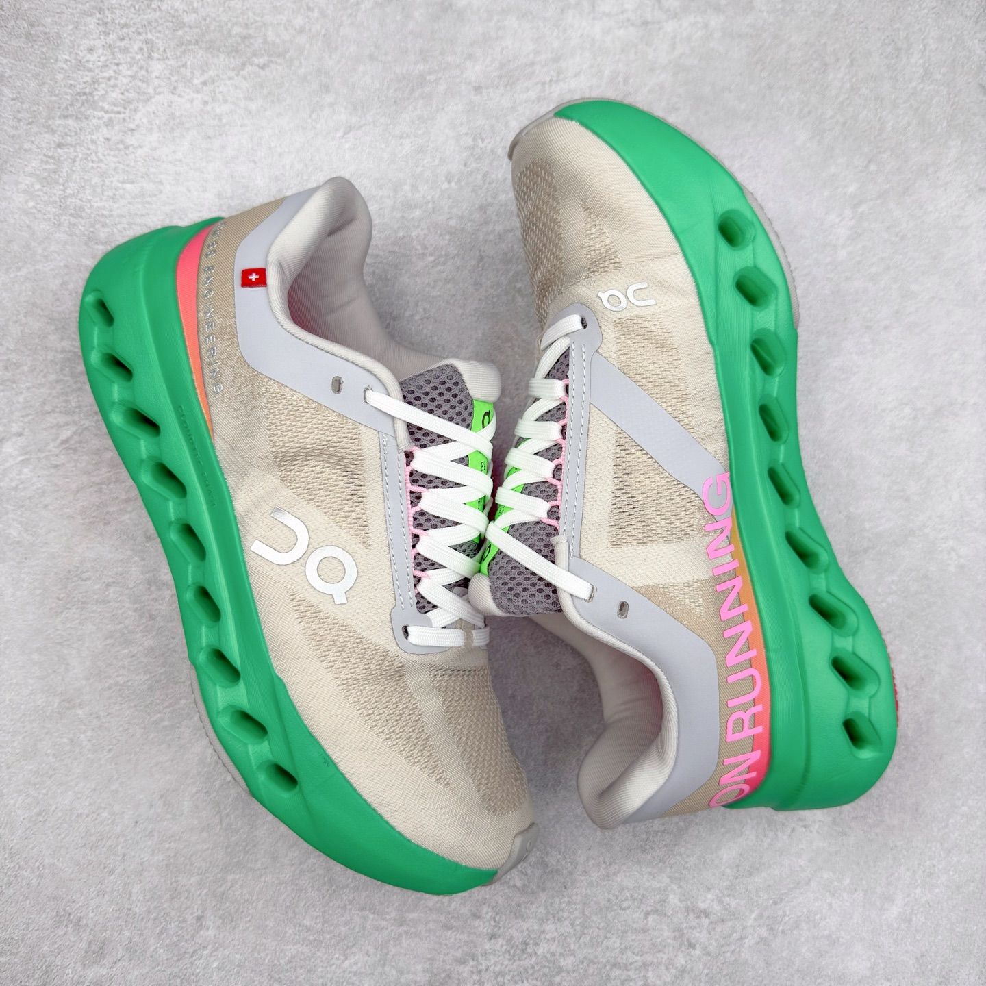 图片[3]-On昂跑 Cloudsurfer Next Wolf Honeydew 柔软舒适防滑耐磨低帮休闲跑步鞋 昂跑运动品牌 开创于2010年 缓震着陆、强效回弹、轻柔质感的设计构思始终是ON研制关键 与此同时基于“为全球提供革新性的跑步感受”信念 陆续推出了多款跑鞋及其以专业运动人体跑步工程学为设计关键的功能性跑步服饰设备 让跑者不费力气地畅快畅跑 尺码：36 36.5 37.5 38 38.5 39 40 40.5 41 42 42.5 43 44 44.5 45-选品中心