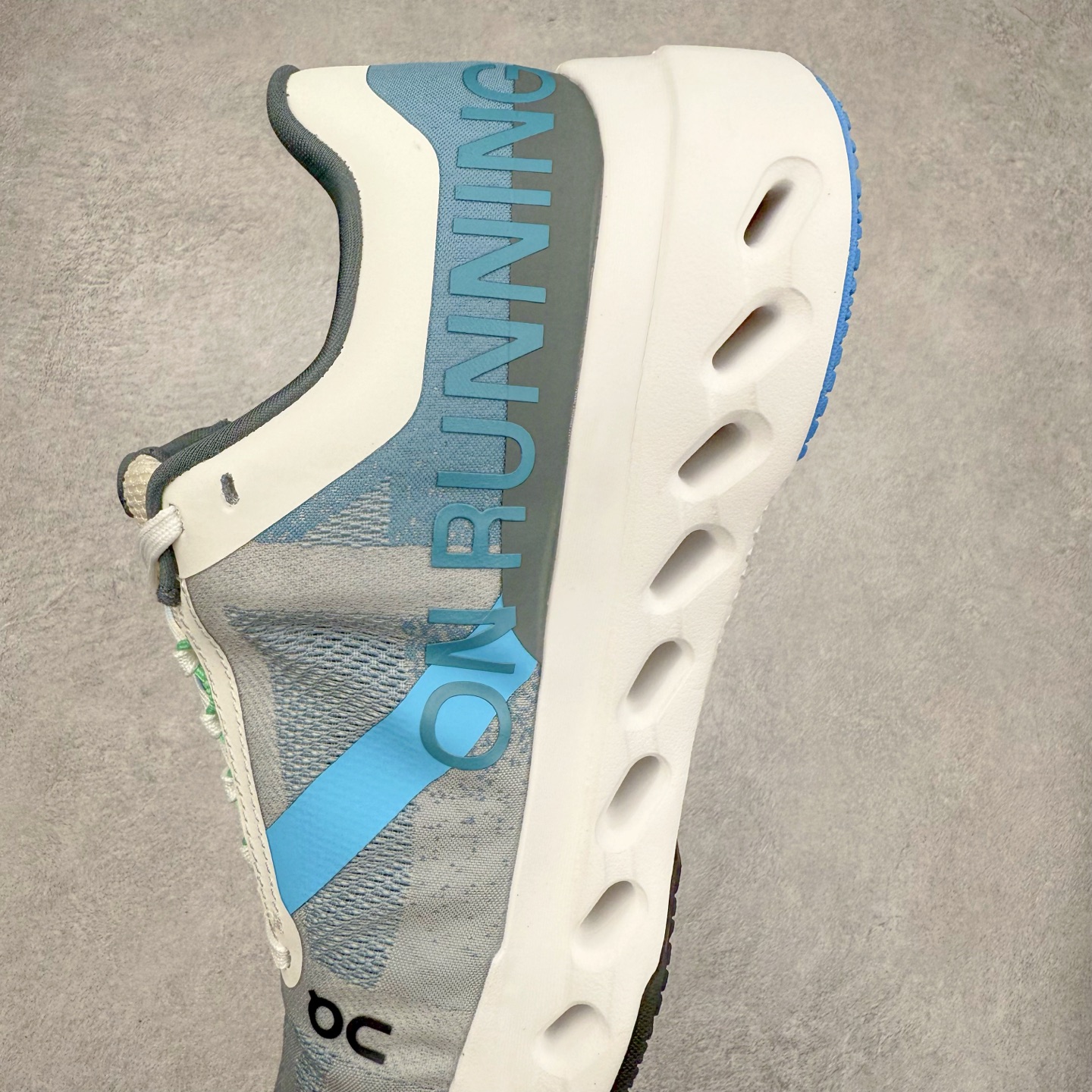 图片[7]-On昂跑 Cloudsurfer Next Wolf Honeydew 柔软舒适防滑耐磨低帮休闲跑步鞋 昂跑运动品牌 开创于2010年 缓震着陆、强效回弹、轻柔质感的设计构思始终是ON研制关键 与此同时基于“为全球提供革新性的跑步感受”信念 陆续推出了多款跑鞋及其以专业运动人体跑步工程学为设计关键的功能性跑步服饰设备 让跑者不费力气地畅快畅跑 尺码：36 36.5 37.5 38 38.5 39 40 40.5 41 42 42.5 43 44 44.5 45-选品中心