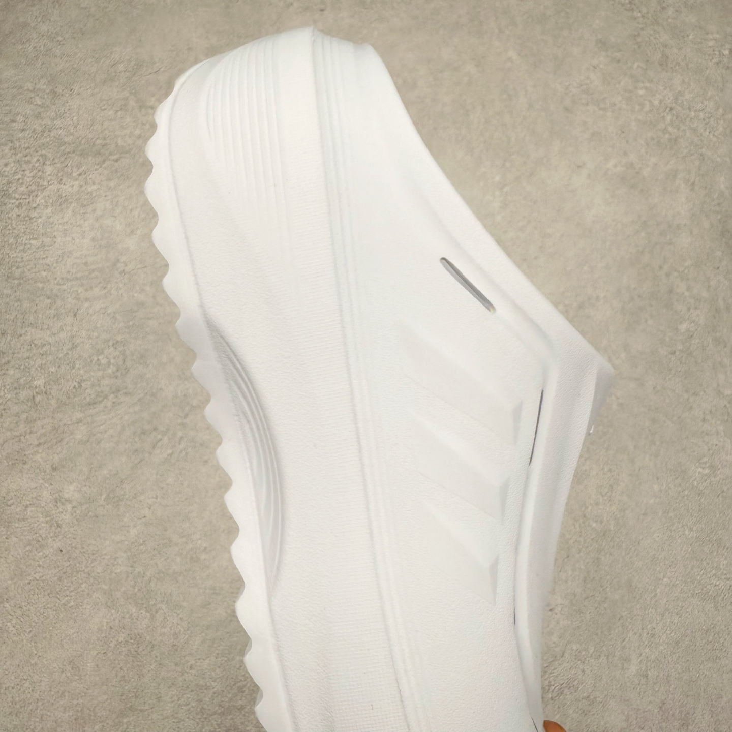 图片[6]-AD OZWAVE CLOG 舒适时尚防磨防滑包头洞洞鞋拖鞋 JR9273 设计灵感来源于经典复古鞋型 两侧三道杠、鞋面流畅的线条，勾勒出富有未来感的廓形。鞋面排布有透气孔，既保留了复古韵味，又不失夏日清凉。采用一脚蹬无鞋带的设计，像是户外涉水，城市通勤都能拿捏，并且也比较好打理。宽大的鞋底配合锯齿元素，极具造型感，满足防滑的同时，上脚也足够有辨识度。整双鞋是饱满的廓形轮廓，搭配厚底造型，除了对裤装有一定的承托作用，也有不俗的增高效果。尺码：36 36⅔ 37⅓ 38 38⅔ 39⅓ 40 40⅔ 41⅓ 42 42⅔ 43⅓ 44 45-选品中心