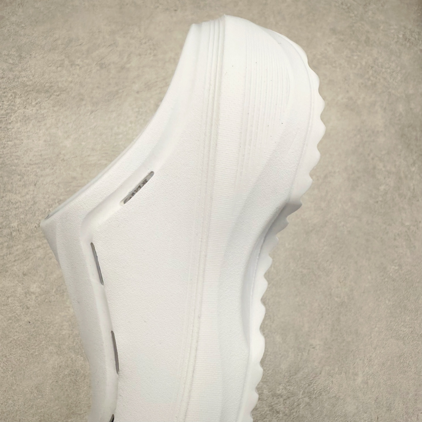 图片[7]-AD OZWAVE CLOG 舒适时尚防磨防滑包头洞洞鞋拖鞋 JR9273 设计灵感来源于经典复古鞋型 两侧三道杠、鞋面流畅的线条，勾勒出富有未来感的廓形。鞋面排布有透气孔，既保留了复古韵味，又不失夏日清凉。采用一脚蹬无鞋带的设计，像是户外涉水，城市通勤都能拿捏，并且也比较好打理。宽大的鞋底配合锯齿元素，极具造型感，满足防滑的同时，上脚也足够有辨识度。整双鞋是饱满的廓形轮廓，搭配厚底造型，除了对裤装有一定的承托作用，也有不俗的增高效果。尺码：36 36⅔ 37⅓ 38 38⅔ 39⅓ 40 40⅔ 41⅓ 42 42⅔ 43⅓ 44 45-选品中心