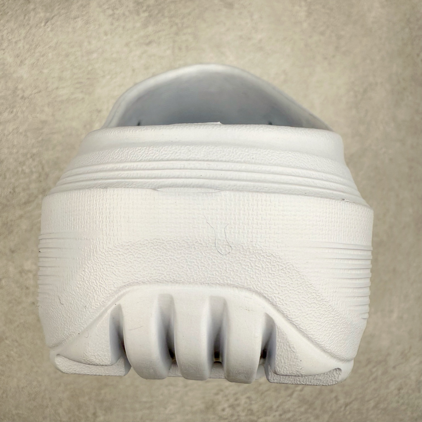 图片[8]-AD OZWAVE CLOG 舒适时尚防磨防滑包头洞洞鞋拖鞋 JR9273 设计灵感来源于经典复古鞋型 两侧三道杠、鞋面流畅的线条，勾勒出富有未来感的廓形。鞋面排布有透气孔，既保留了复古韵味，又不失夏日清凉。采用一脚蹬无鞋带的设计，像是户外涉水，城市通勤都能拿捏，并且也比较好打理。宽大的鞋底配合锯齿元素，极具造型感，满足防滑的同时，上脚也足够有辨识度。整双鞋是饱满的廓形轮廓，搭配厚底造型，除了对裤装有一定的承托作用，也有不俗的增高效果。尺码：36 36⅔ 37⅓ 38 38⅔ 39⅓ 40 40⅔ 41⅓ 42 42⅔ 43⅓ 44 45-选品中心