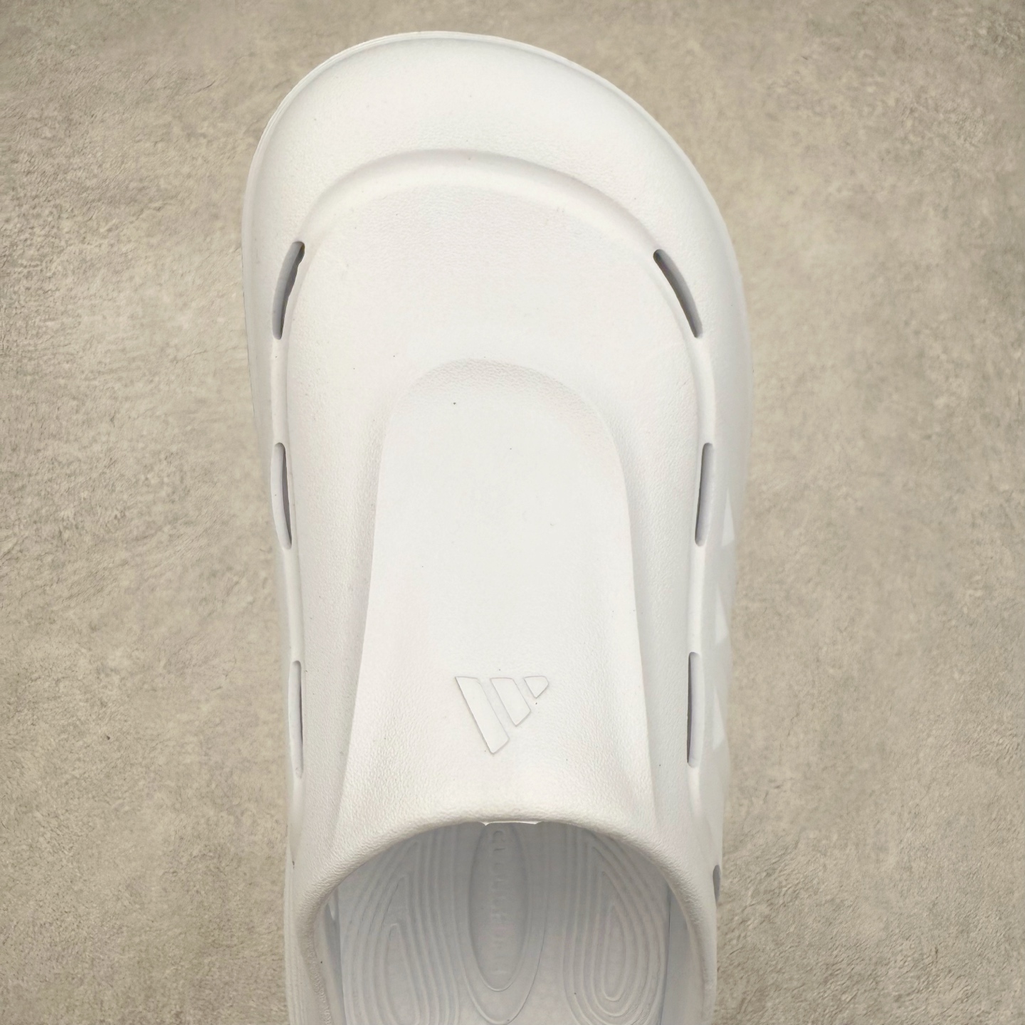 图片[4]-AD OZWAVE CLOG 舒适时尚防磨防滑包头洞洞鞋拖鞋 JR9273 设计灵感来源于经典复古鞋型 两侧三道杠、鞋面流畅的线条，勾勒出富有未来感的廓形。鞋面排布有透气孔，既保留了复古韵味，又不失夏日清凉。采用一脚蹬无鞋带的设计，像是户外涉水，城市通勤都能拿捏，并且也比较好打理。宽大的鞋底配合锯齿元素，极具造型感，满足防滑的同时，上脚也足够有辨识度。整双鞋是饱满的廓形轮廓，搭配厚底造型，除了对裤装有一定的承托作用，也有不俗的增高效果。尺码：36 36⅔ 37⅓ 38 38⅔ 39⅓ 40 40⅔ 41⅓ 42 42⅔ 43⅓ 44 45-选品中心