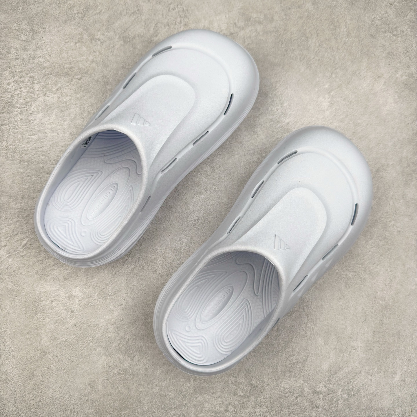 图片[3]-AD OZWAVE CLOG 舒适时尚防磨防滑包头洞洞鞋拖鞋 JR9273 设计灵感来源于经典复古鞋型 两侧三道杠、鞋面流畅的线条，勾勒出富有未来感的廓形。鞋面排布有透气孔，既保留了复古韵味，又不失夏日清凉。采用一脚蹬无鞋带的设计，像是户外涉水，城市通勤都能拿捏，并且也比较好打理。宽大的鞋底配合锯齿元素，极具造型感，满足防滑的同时，上脚也足够有辨识度。整双鞋是饱满的廓形轮廓，搭配厚底造型，除了对裤装有一定的承托作用，也有不俗的增高效果。尺码：36 36⅔ 37⅓ 38 38⅔ 39⅓ 40 40⅔ 41⅓ 42 42⅔ 43⅓ 44 45-选品中心