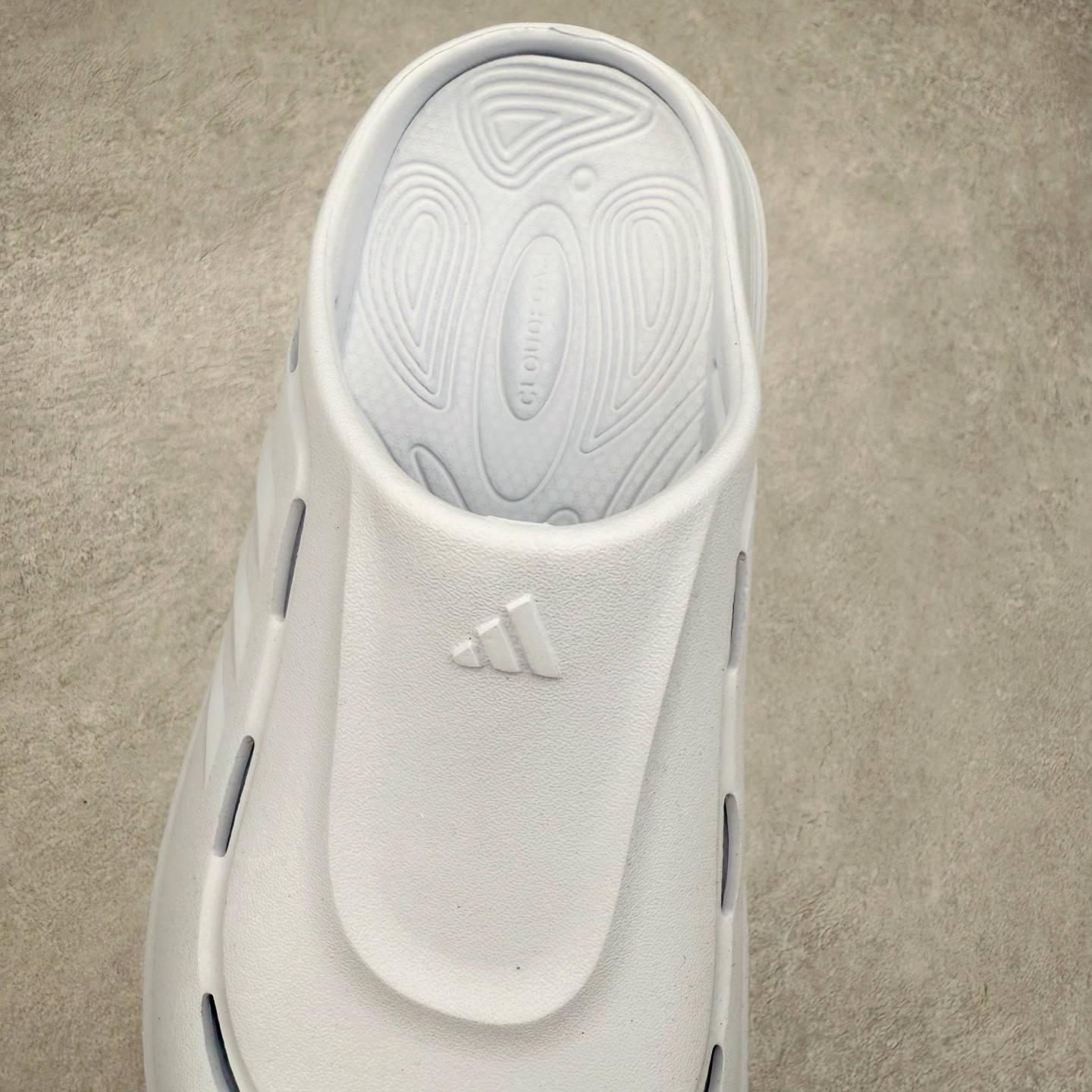 图片[5]-AD OZWAVE CLOG 舒适时尚防磨防滑包头洞洞鞋拖鞋 JR9273 设计灵感来源于经典复古鞋型 两侧三道杠、鞋面流畅的线条，勾勒出富有未来感的廓形。鞋面排布有透气孔，既保留了复古韵味，又不失夏日清凉。采用一脚蹬无鞋带的设计，像是户外涉水，城市通勤都能拿捏，并且也比较好打理。宽大的鞋底配合锯齿元素，极具造型感，满足防滑的同时，上脚也足够有辨识度。整双鞋是饱满的廓形轮廓，搭配厚底造型，除了对裤装有一定的承托作用，也有不俗的增高效果。尺码：36 36⅔ 37⅓ 38 38⅔ 39⅓ 40 40⅔ 41⅓ 42 42⅔ 43⅓ 44 45-选品中心