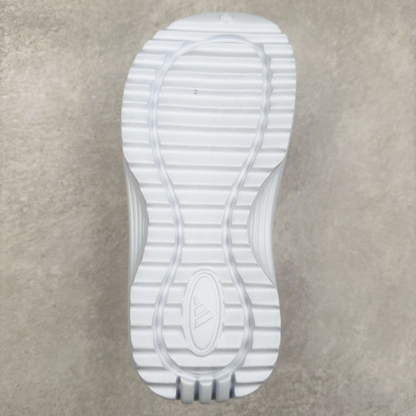 图片[9]-AD OZWAVE CLOG 舒适时尚防磨防滑包头洞洞鞋拖鞋 JR9273 设计灵感来源于经典复古鞋型 两侧三道杠、鞋面流畅的线条，勾勒出富有未来感的廓形。鞋面排布有透气孔，既保留了复古韵味，又不失夏日清凉。采用一脚蹬无鞋带的设计，像是户外涉水，城市通勤都能拿捏，并且也比较好打理。宽大的鞋底配合锯齿元素，极具造型感，满足防滑的同时，上脚也足够有辨识度。整双鞋是饱满的廓形轮廓，搭配厚底造型，除了对裤装有一定的承托作用，也有不俗的增高效果。尺码：36 36⅔ 37⅓ 38 38⅔ 39⅓ 40 40⅔ 41⅓ 42 42⅔ 43⅓ 44 45-选品中心