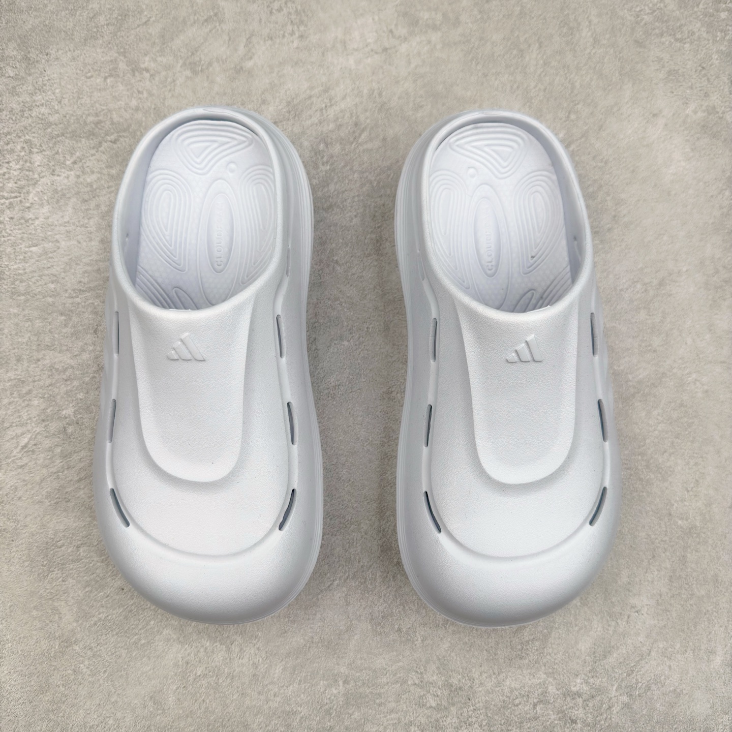 图片[2]-AD OZWAVE CLOG 舒适时尚防磨防滑包头洞洞鞋拖鞋 JR9273 设计灵感来源于经典复古鞋型 两侧三道杠、鞋面流畅的线条，勾勒出富有未来感的廓形。鞋面排布有透气孔，既保留了复古韵味，又不失夏日清凉。采用一脚蹬无鞋带的设计，像是户外涉水，城市通勤都能拿捏，并且也比较好打理。宽大的鞋底配合锯齿元素，极具造型感，满足防滑的同时，上脚也足够有辨识度。整双鞋是饱满的廓形轮廓，搭配厚底造型，除了对裤装有一定的承托作用，也有不俗的增高效果。尺码：36 36⅔ 37⅓ 38 38⅔ 39⅓ 40 40⅔ 41⅓ 42 42⅔ 43⅓ 44 45-选品中心