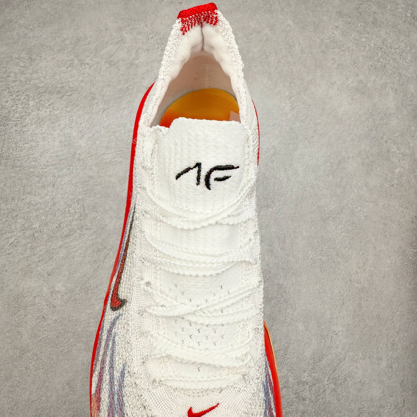 图片[5]-NK Air Zoom Alphafly NEXT% 3 2024全新马拉松超级跑鞋 有史以来最轻盈、测试次数最多的NK Alphafly 经过精英马拉松运动员的测试验证 并搭载Air Zoom气垫 旨在助力跑者实现突破 取得更佳的成绩 在开发过程中 Alphafly 3帮助耐克运动员凯尔文·基普图姆（Kelvin Kiptum）以2：00：35的成绩刷新了马拉松世界纪录 Alphafly的动力设计没有改变——Air Zoom气垫单元、Flyplate碳纤维板和ZoomX泡绵 但是整体系统的制作方法略有调整 优化和提升了对运动员的帮助 主要更新包括一体式鞋底 提供顺畅稳定的“后跟到脚趾”过渡；更宽的全长Flyplate碳纤维板提供稳定助推力 全新Fast Shot外底保证出色牵引力和抓地力 全新Atomknit 3.0鞋面提供更强的控制力、透气性和中足支撑力 尺码：36 36.5 37.5 38 38.5 39 40 40.5 41 42 42.5 43 44 44.5 45-选品中心