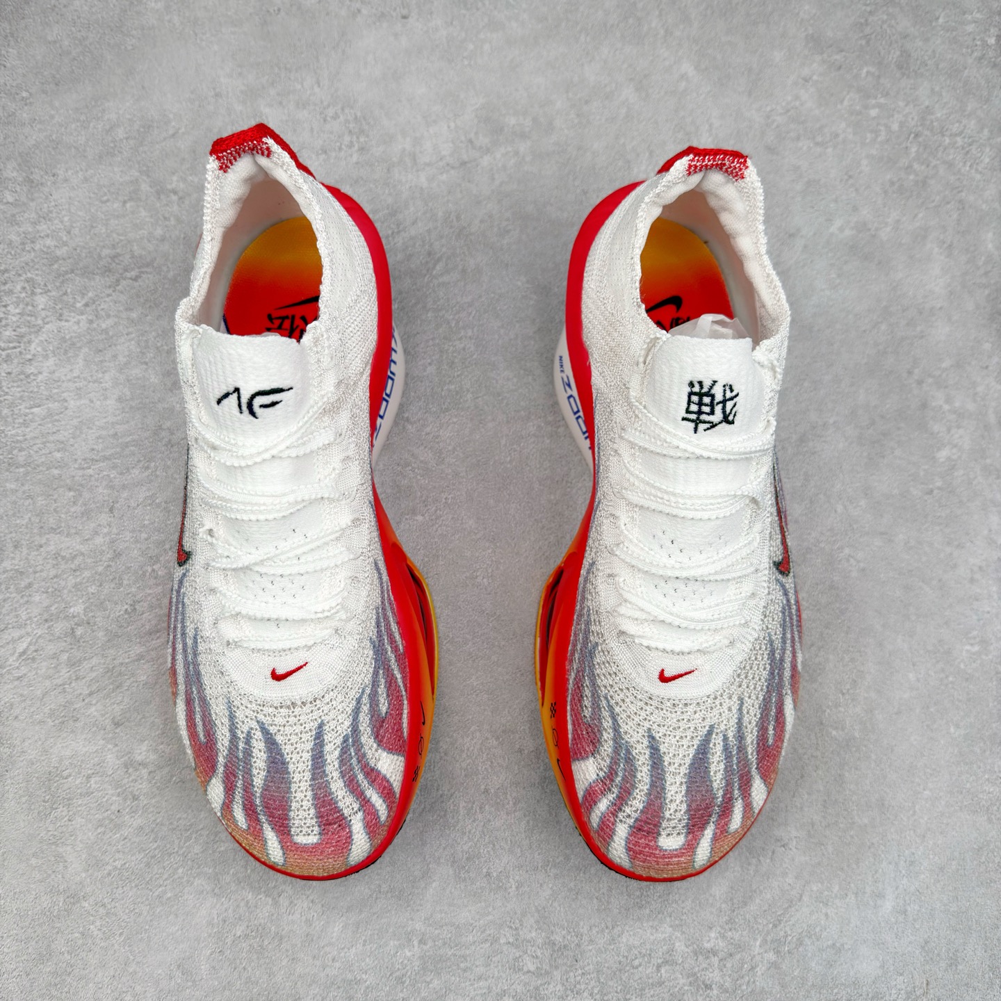 图片[2]-NK Air Zoom Alphafly NEXT% 3 2024全新马拉松超级跑鞋 有史以来最轻盈、测试次数最多的NK Alphafly 经过精英马拉松运动员的测试验证 并搭载Air Zoom气垫 旨在助力跑者实现突破 取得更佳的成绩 在开发过程中 Alphafly 3帮助耐克运动员凯尔文·基普图姆（Kelvin Kiptum）以2：00：35的成绩刷新了马拉松世界纪录 Alphafly的动力设计没有改变——Air Zoom气垫单元、Flyplate碳纤维板和ZoomX泡绵 但是整体系统的制作方法略有调整 优化和提升了对运动员的帮助 主要更新包括一体式鞋底 提供顺畅稳定的“后跟到脚趾”过渡；更宽的全长Flyplate碳纤维板提供稳定助推力 全新Fast Shot外底保证出色牵引力和抓地力 全新Atomknit 3.0鞋面提供更强的控制力、透气性和中足支撑力 尺码：36 36.5 37.5 38 38.5 39 40 40.5 41 42 42.5 43 44 44.5 45-选品中心