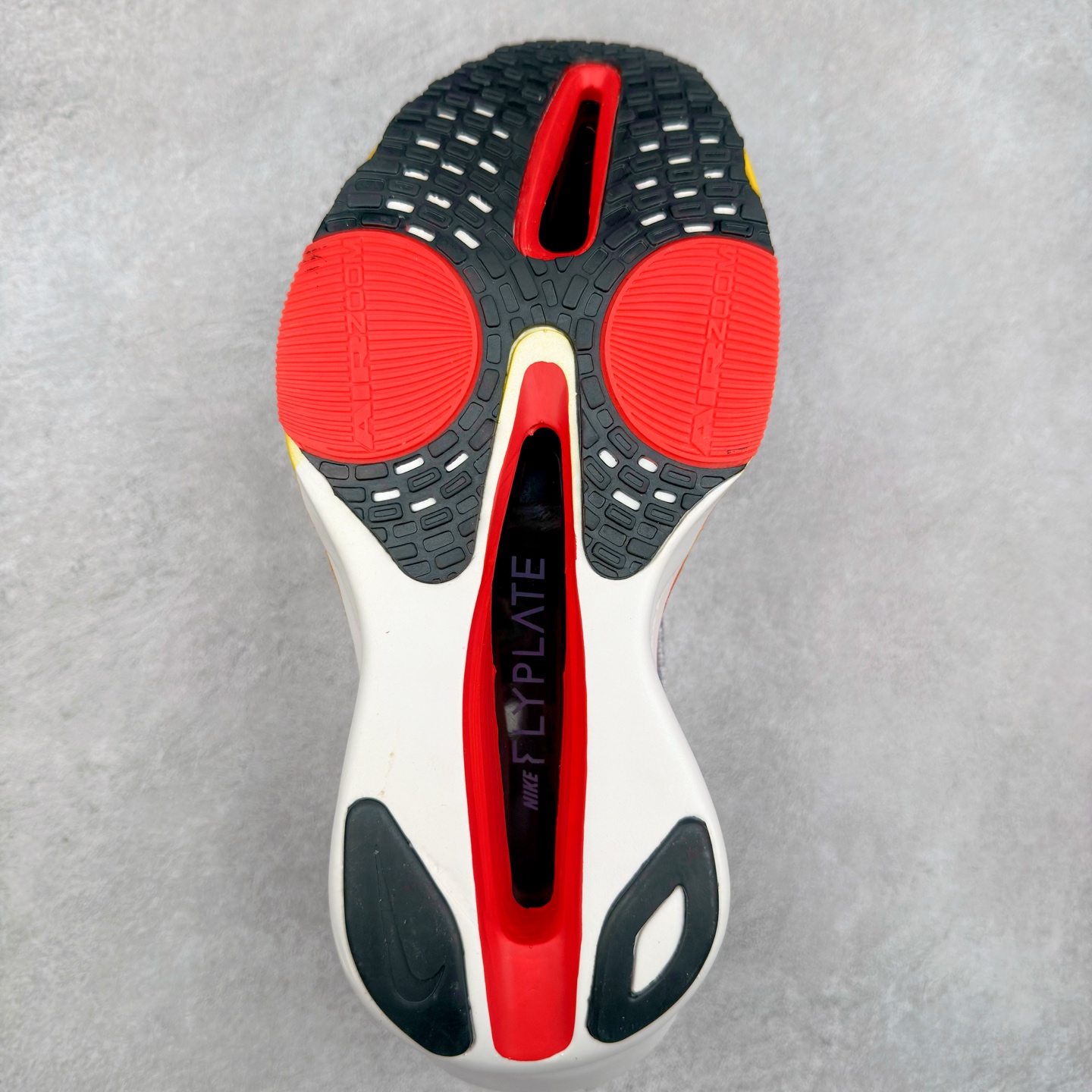 图片[9]-NK Air Zoom Alphafly NEXT% 3 2024全新马拉松超级跑鞋 有史以来最轻盈、测试次数最多的NK Alphafly 经过精英马拉松运动员的测试验证 并搭载Air Zoom气垫 旨在助力跑者实现突破 取得更佳的成绩 在开发过程中 Alphafly 3帮助耐克运动员凯尔文·基普图姆（Kelvin Kiptum）以2：00：35的成绩刷新了马拉松世界纪录 Alphafly的动力设计没有改变——Air Zoom气垫单元、Flyplate碳纤维板和ZoomX泡绵 但是整体系统的制作方法略有调整 优化和提升了对运动员的帮助 主要更新包括一体式鞋底 提供顺畅稳定的“后跟到脚趾”过渡；更宽的全长Flyplate碳纤维板提供稳定助推力 全新Fast Shot外底保证出色牵引力和抓地力 全新Atomknit 3.0鞋面提供更强的控制力、透气性和中足支撑力 尺码：36 36.5 37.5 38 38.5 39 40 40.5 41 42 42.5 43 44 44.5 45-选品中心