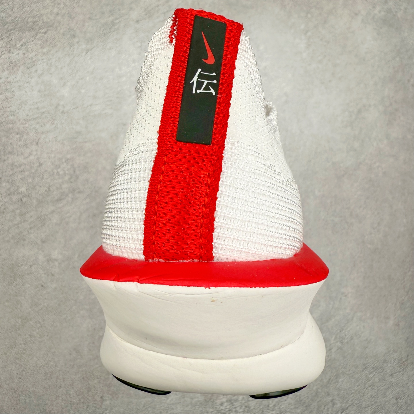 图片[8]-NK Air Zoom Alphafly NEXT% 3 2024全新马拉松超级跑鞋 有史以来最轻盈、测试次数最多的NK Alphafly 经过精英马拉松运动员的测试验证 并搭载Air Zoom气垫 旨在助力跑者实现突破 取得更佳的成绩 在开发过程中 Alphafly 3帮助耐克运动员凯尔文·基普图姆（Kelvin Kiptum）以2：00：35的成绩刷新了马拉松世界纪录 Alphafly的动力设计没有改变——Air Zoom气垫单元、Flyplate碳纤维板和ZoomX泡绵 但是整体系统的制作方法略有调整 优化和提升了对运动员的帮助 主要更新包括一体式鞋底 提供顺畅稳定的“后跟到脚趾”过渡；更宽的全长Flyplate碳纤维板提供稳定助推力 全新Fast Shot外底保证出色牵引力和抓地力 全新Atomknit 3.0鞋面提供更强的控制力、透气性和中足支撑力 尺码：36 36.5 37.5 38 38.5 39 40 40.5 41 42 42.5 43 44 44.5 45-选品中心