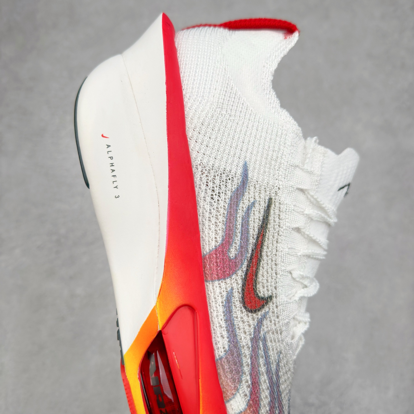 图片[6]-NK Air Zoom Alphafly NEXT% 3 2024全新马拉松超级跑鞋 有史以来最轻盈、测试次数最多的NK Alphafly 经过精英马拉松运动员的测试验证 并搭载Air Zoom气垫 旨在助力跑者实现突破 取得更佳的成绩 在开发过程中 Alphafly 3帮助耐克运动员凯尔文·基普图姆（Kelvin Kiptum）以2：00：35的成绩刷新了马拉松世界纪录 Alphafly的动力设计没有改变——Air Zoom气垫单元、Flyplate碳纤维板和ZoomX泡绵 但是整体系统的制作方法略有调整 优化和提升了对运动员的帮助 主要更新包括一体式鞋底 提供顺畅稳定的“后跟到脚趾”过渡；更宽的全长Flyplate碳纤维板提供稳定助推力 全新Fast Shot外底保证出色牵引力和抓地力 全新Atomknit 3.0鞋面提供更强的控制力、透气性和中足支撑力 尺码：36 36.5 37.5 38 38.5 39 40 40.5 41 42 42.5 43 44 44.5 45-选品中心