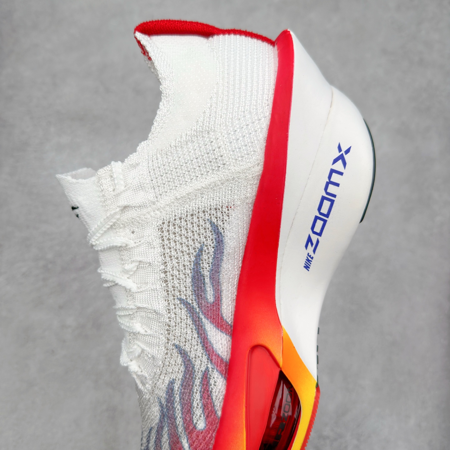 图片[7]-NK Air Zoom Alphafly NEXT% 3 2024全新马拉松超级跑鞋 有史以来最轻盈、测试次数最多的NK Alphafly 经过精英马拉松运动员的测试验证 并搭载Air Zoom气垫 旨在助力跑者实现突破 取得更佳的成绩 在开发过程中 Alphafly 3帮助耐克运动员凯尔文·基普图姆（Kelvin Kiptum）以2：00：35的成绩刷新了马拉松世界纪录 Alphafly的动力设计没有改变——Air Zoom气垫单元、Flyplate碳纤维板和ZoomX泡绵 但是整体系统的制作方法略有调整 优化和提升了对运动员的帮助 主要更新包括一体式鞋底 提供顺畅稳定的“后跟到脚趾”过渡；更宽的全长Flyplate碳纤维板提供稳定助推力 全新Fast Shot外底保证出色牵引力和抓地力 全新Atomknit 3.0鞋面提供更强的控制力、透气性和中足支撑力 尺码：36 36.5 37.5 38 38.5 39 40 40.5 41 42 42.5 43 44 44.5 45-选品中心