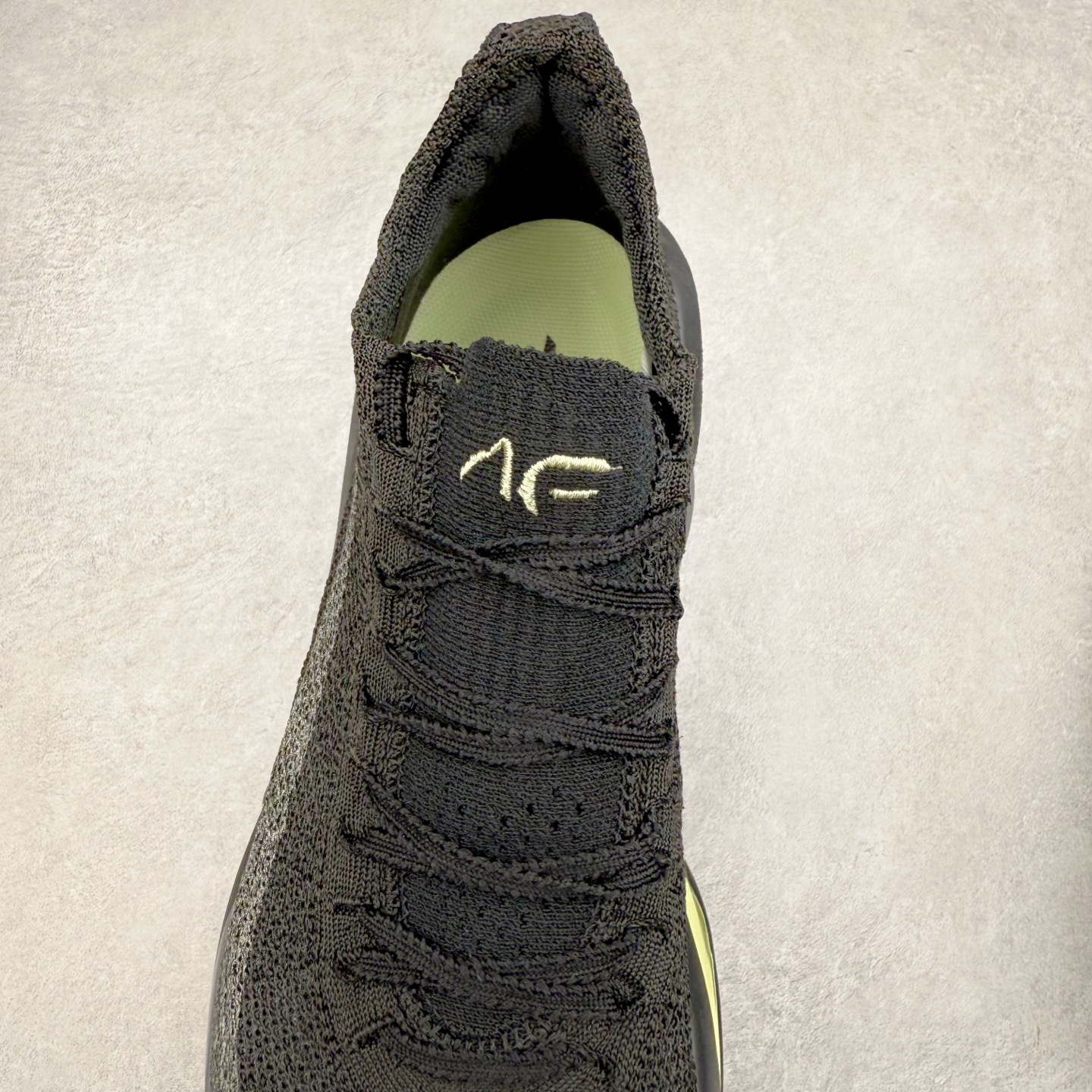 图片[5]-NK Air Zoom Alphafly NEXT% 3 2024全新马拉松超级跑鞋 有史以来最轻盈、测试次数最多的NK Alphafly 经过精英马拉松运动员的测试验证 并搭载Air Zoom气垫 旨在助力跑者实现突破 取得更佳的成绩 在开发过程中 Alphafly 3帮助耐克运动员凯尔文·基普图姆（Kelvin Kiptum）以2：00：35的成绩刷新了马拉松世界纪录 Alphafly的动力设计没有改变——Air Zoom气垫单元、Flyplate碳纤维板和ZoomX泡绵 但是整体系统的制作方法略有调整 优化和提升了对运动员的帮助 主要更新包括一体式鞋底 提供顺畅稳定的“后跟到脚趾”过渡；更宽的全长Flyplate碳纤维板提供稳定助推力 全新Fast Shot外底保证出色牵引力和抓地力 全新Atomknit 3.0鞋面提供更强的控制力、透气性和中足支撑力 尺码：36 36.5 37.5 38 38.5 39 40 40.5 41 42 42.5 43 44 44.5 45-选品中心