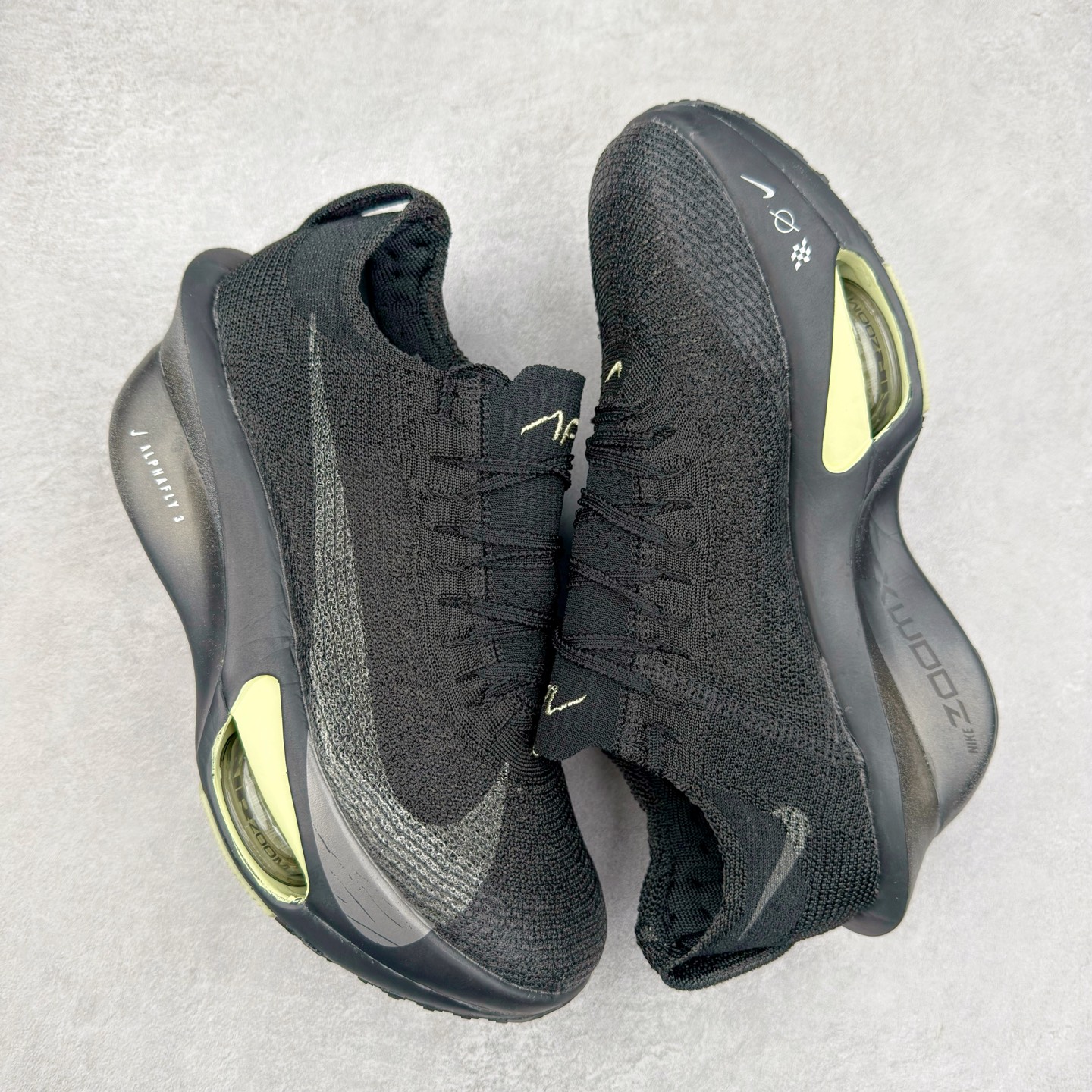 图片[3]-NK Air Zoom Alphafly NEXT% 3 2024全新马拉松超级跑鞋 有史以来最轻盈、测试次数最多的NK Alphafly 经过精英马拉松运动员的测试验证 并搭载Air Zoom气垫 旨在助力跑者实现突破 取得更佳的成绩 在开发过程中 Alphafly 3帮助耐克运动员凯尔文·基普图姆（Kelvin Kiptum）以2：00：35的成绩刷新了马拉松世界纪录 Alphafly的动力设计没有改变——Air Zoom气垫单元、Flyplate碳纤维板和ZoomX泡绵 但是整体系统的制作方法略有调整 优化和提升了对运动员的帮助 主要更新包括一体式鞋底 提供顺畅稳定的“后跟到脚趾”过渡；更宽的全长Flyplate碳纤维板提供稳定助推力 全新Fast Shot外底保证出色牵引力和抓地力 全新Atomknit 3.0鞋面提供更强的控制力、透气性和中足支撑力 尺码：36 36.5 37.5 38 38.5 39 40 40.5 41 42 42.5 43 44 44.5 45-选品中心