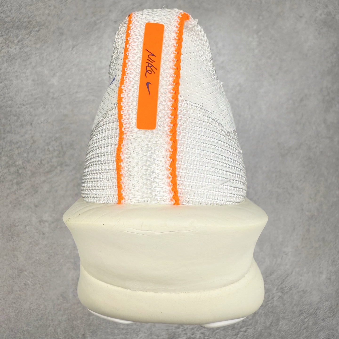 图片[8]-NK Air Zoom Alphafly NEXT% 3 2024全新马拉松超级跑鞋 有史以来最轻盈、测试次数最多的NK Alphafly 经过精英马拉松运动员的测试验证 并搭载Air Zoom气垫 旨在助力跑者实现突破 取得更佳的成绩 在开发过程中 Alphafly 3帮助耐克运动员凯尔文·基普图姆（Kelvin Kiptum）以2：00：35的成绩刷新了马拉松世界纪录 Alphafly的动力设计没有改变——Air Zoom气垫单元、Flyplate碳纤维板和ZoomX泡绵 但是整体系统的制作方法略有调整 优化和提升了对运动员的帮助 主要更新包括一体式鞋底 提供顺畅稳定的“后跟到脚趾”过渡；更宽的全长Flyplate碳纤维板提供稳定助推力 全新Fast Shot外底保证出色牵引力和抓地力 全新Atomknit 3.0鞋面提供更强的控制力、透气性和中足支撑力 尺码：36 36.5 37.5 38 38.5 39 40 40.5 41 42 42.5 43 44 44.5 45-选品中心