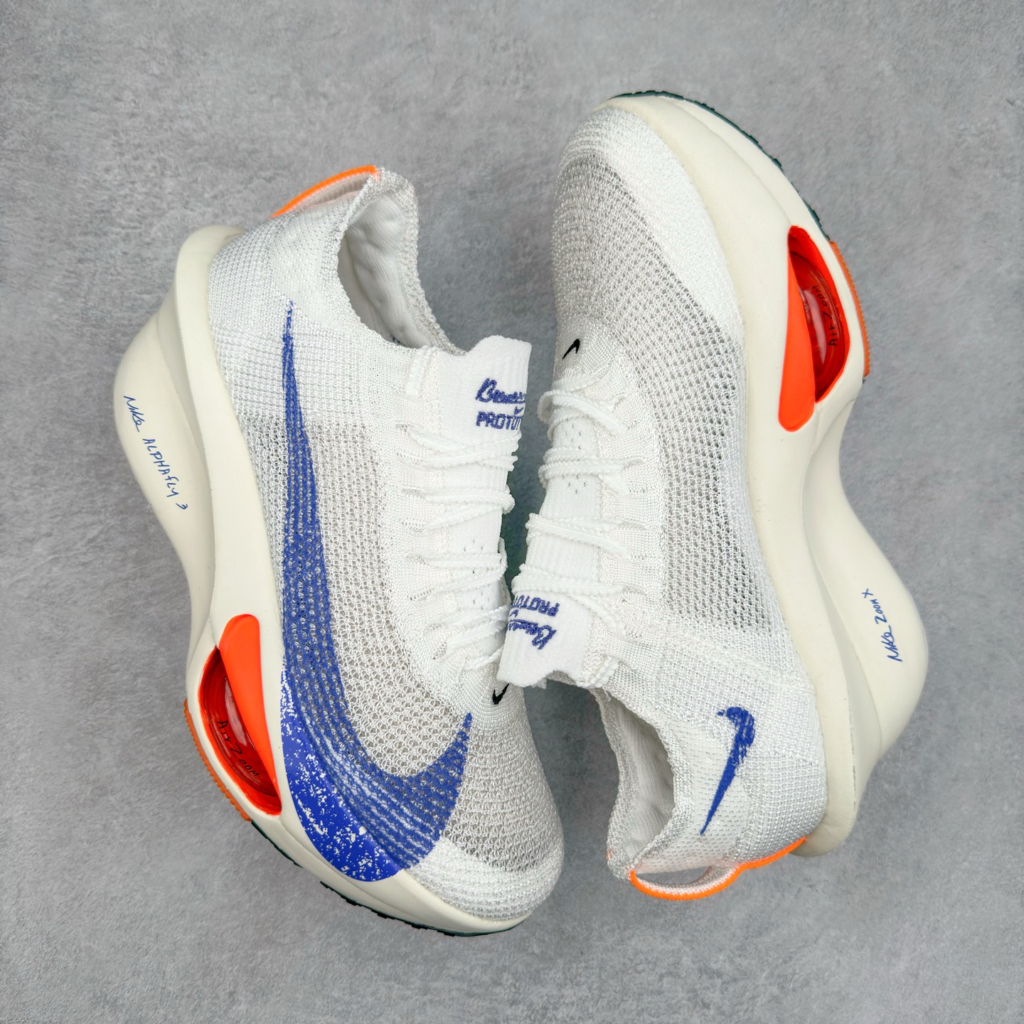 图片[3]-NK Air Zoom Alphafly NEXT% 3 2024全新马拉松超级跑鞋 有史以来最轻盈、测试次数最多的NK Alphafly 经过精英马拉松运动员的测试验证 并搭载Air Zoom气垫 旨在助力跑者实现突破 取得更佳的成绩 在开发过程中 Alphafly 3帮助耐克运动员凯尔文·基普图姆（Kelvin Kiptum）以2：00：35的成绩刷新了马拉松世界纪录 Alphafly的动力设计没有改变——Air Zoom气垫单元、Flyplate碳纤维板和ZoomX泡绵 但是整体系统的制作方法略有调整 优化和提升了对运动员的帮助 主要更新包括一体式鞋底 提供顺畅稳定的“后跟到脚趾”过渡；更宽的全长Flyplate碳纤维板提供稳定助推力 全新Fast Shot外底保证出色牵引力和抓地力 全新Atomknit 3.0鞋面提供更强的控制力、透气性和中足支撑力 尺码：36 36.5 37.5 38 38.5 39 40 40.5 41 42 42.5 43 44 44.5 45-选品中心