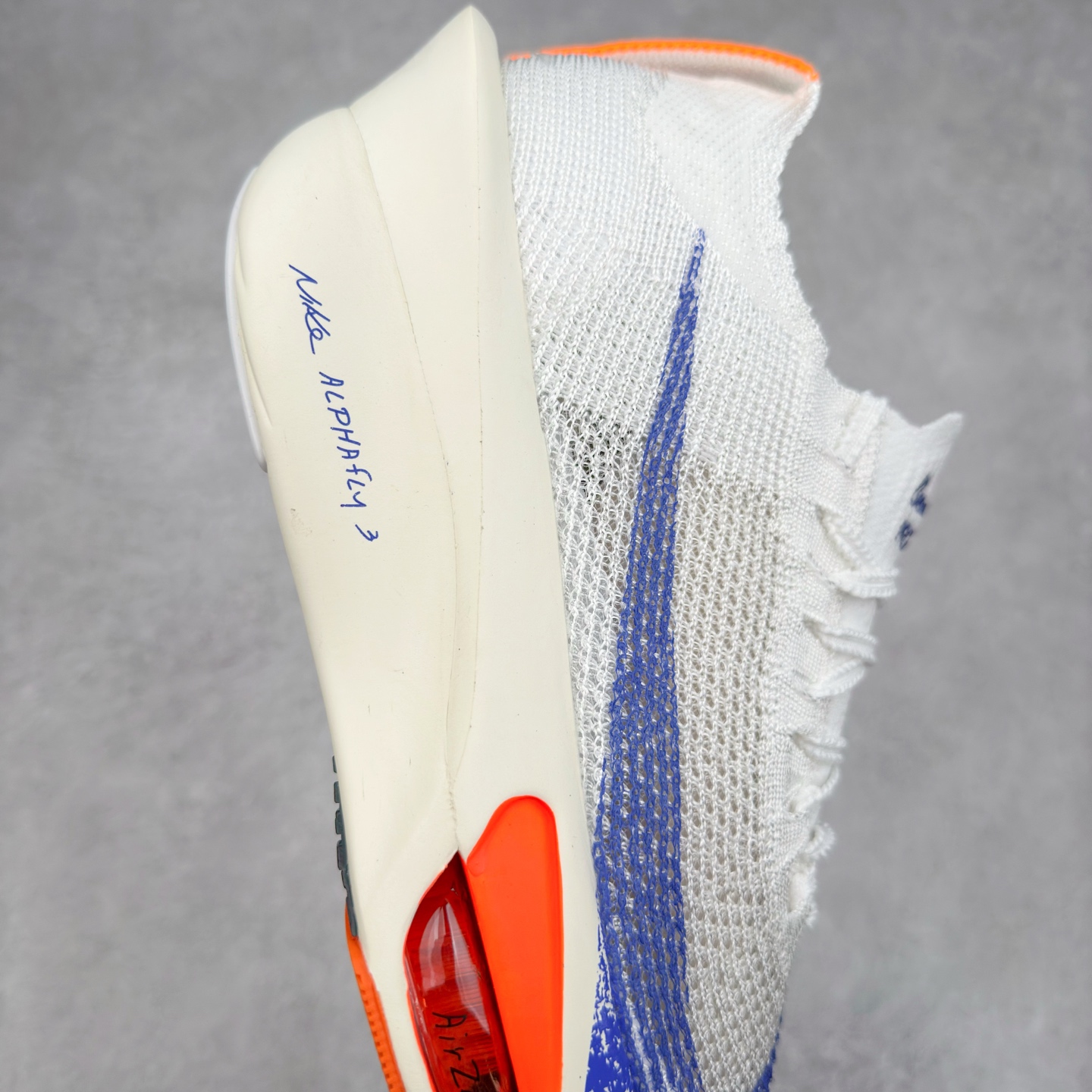 图片[6]-NK Air Zoom Alphafly NEXT% 3 2024全新马拉松超级跑鞋 有史以来最轻盈、测试次数最多的NK Alphafly 经过精英马拉松运动员的测试验证 并搭载Air Zoom气垫 旨在助力跑者实现突破 取得更佳的成绩 在开发过程中 Alphafly 3帮助耐克运动员凯尔文·基普图姆（Kelvin Kiptum）以2：00：35的成绩刷新了马拉松世界纪录 Alphafly的动力设计没有改变——Air Zoom气垫单元、Flyplate碳纤维板和ZoomX泡绵 但是整体系统的制作方法略有调整 优化和提升了对运动员的帮助 主要更新包括一体式鞋底 提供顺畅稳定的“后跟到脚趾”过渡；更宽的全长Flyplate碳纤维板提供稳定助推力 全新Fast Shot外底保证出色牵引力和抓地力 全新Atomknit 3.0鞋面提供更强的控制力、透气性和中足支撑力 尺码：36 36.5 37.5 38 38.5 39 40 40.5 41 42 42.5 43 44 44.5 45-选品中心