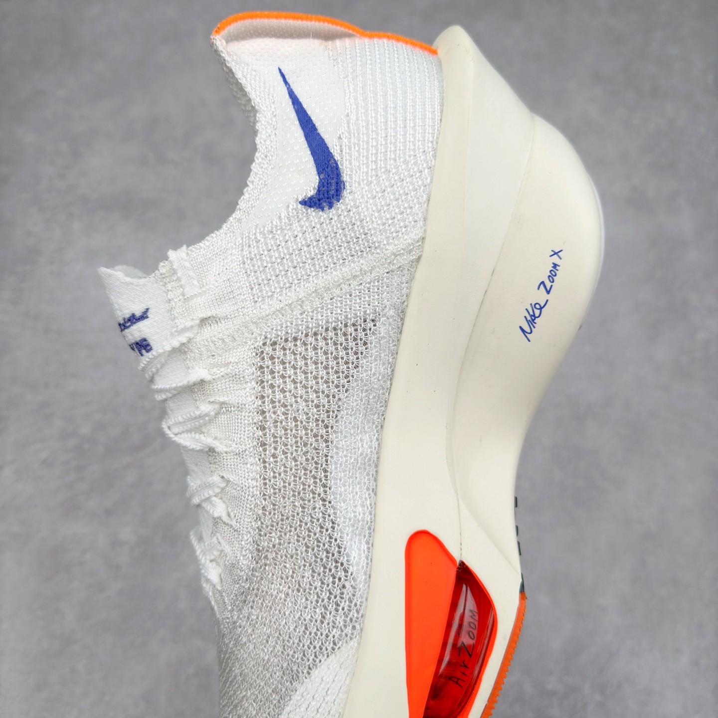 图片[7]-NK Air Zoom Alphafly NEXT% 3 2024全新马拉松超级跑鞋 有史以来最轻盈、测试次数最多的NK Alphafly 经过精英马拉松运动员的测试验证 并搭载Air Zoom气垫 旨在助力跑者实现突破 取得更佳的成绩 在开发过程中 Alphafly 3帮助耐克运动员凯尔文·基普图姆（Kelvin Kiptum）以2：00：35的成绩刷新了马拉松世界纪录 Alphafly的动力设计没有改变——Air Zoom气垫单元、Flyplate碳纤维板和ZoomX泡绵 但是整体系统的制作方法略有调整 优化和提升了对运动员的帮助 主要更新包括一体式鞋底 提供顺畅稳定的“后跟到脚趾”过渡；更宽的全长Flyplate碳纤维板提供稳定助推力 全新Fast Shot外底保证出色牵引力和抓地力 全新Atomknit 3.0鞋面提供更强的控制力、透气性和中足支撑力 尺码：36 36.5 37.5 38 38.5 39 40 40.5 41 42 42.5 43 44 44.5 45-选品中心