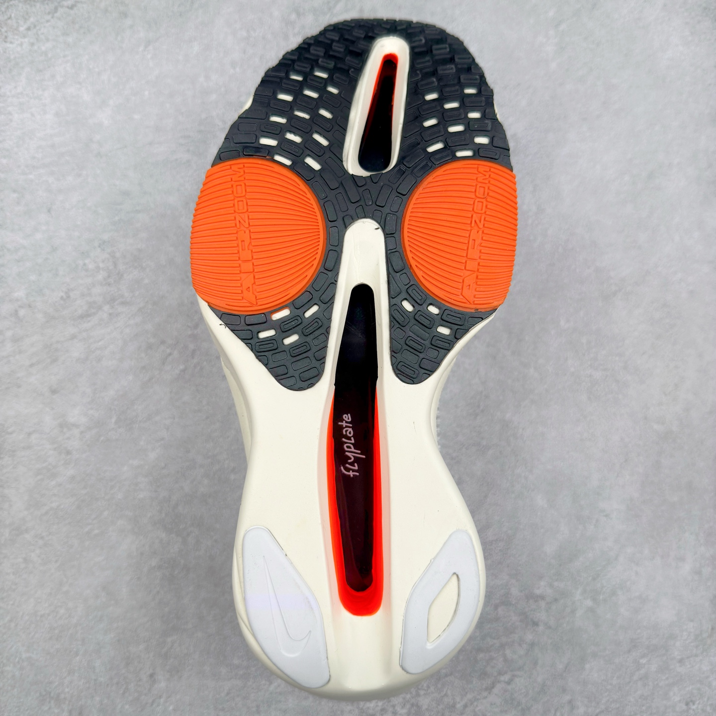 图片[9]-NK Air Zoom Alphafly NEXT% 3 2024全新马拉松超级跑鞋 有史以来最轻盈、测试次数最多的NK Alphafly 经过精英马拉松运动员的测试验证 并搭载Air Zoom气垫 旨在助力跑者实现突破 取得更佳的成绩 在开发过程中 Alphafly 3帮助耐克运动员凯尔文·基普图姆（Kelvin Kiptum）以2：00：35的成绩刷新了马拉松世界纪录 Alphafly的动力设计没有改变——Air Zoom气垫单元、Flyplate碳纤维板和ZoomX泡绵 但是整体系统的制作方法略有调整 优化和提升了对运动员的帮助 主要更新包括一体式鞋底 提供顺畅稳定的“后跟到脚趾”过渡；更宽的全长Flyplate碳纤维板提供稳定助推力 全新Fast Shot外底保证出色牵引力和抓地力 全新Atomknit 3.0鞋面提供更强的控制力、透气性和中足支撑力 尺码：36 36.5 37.5 38 38.5 39 40 40.5 41 42 42.5 43 44 44.5 45-选品中心