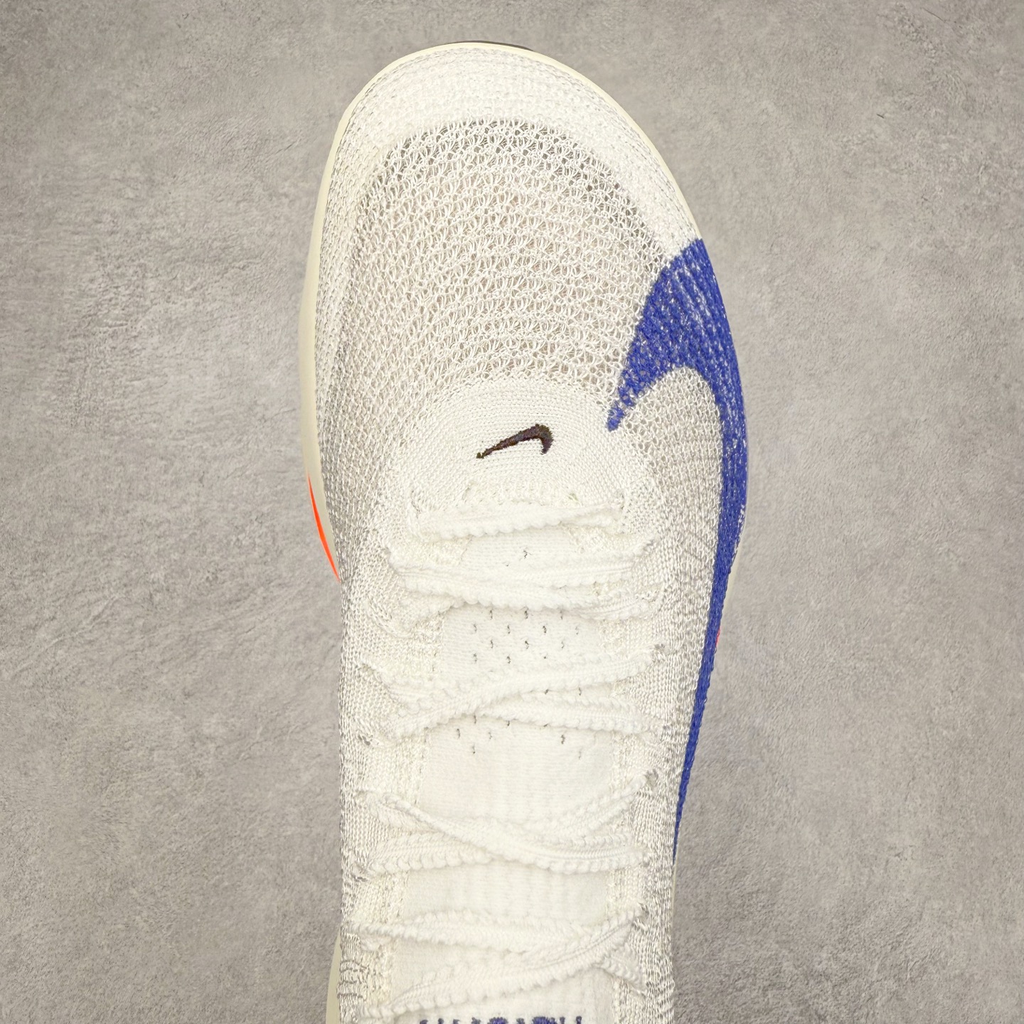 图片[4]-NK Air Zoom Alphafly NEXT% 3 2024全新马拉松超级跑鞋 有史以来最轻盈、测试次数最多的NK Alphafly 经过精英马拉松运动员的测试验证 并搭载Air Zoom气垫 旨在助力跑者实现突破 取得更佳的成绩 在开发过程中 Alphafly 3帮助耐克运动员凯尔文·基普图姆（Kelvin Kiptum）以2：00：35的成绩刷新了马拉松世界纪录 Alphafly的动力设计没有改变——Air Zoom气垫单元、Flyplate碳纤维板和ZoomX泡绵 但是整体系统的制作方法略有调整 优化和提升了对运动员的帮助 主要更新包括一体式鞋底 提供顺畅稳定的“后跟到脚趾”过渡；更宽的全长Flyplate碳纤维板提供稳定助推力 全新Fast Shot外底保证出色牵引力和抓地力 全新Atomknit 3.0鞋面提供更强的控制力、透气性和中足支撑力 尺码：36 36.5 37.5 38 38.5 39 40 40.5 41 42 42.5 43 44 44.5 45-选品中心