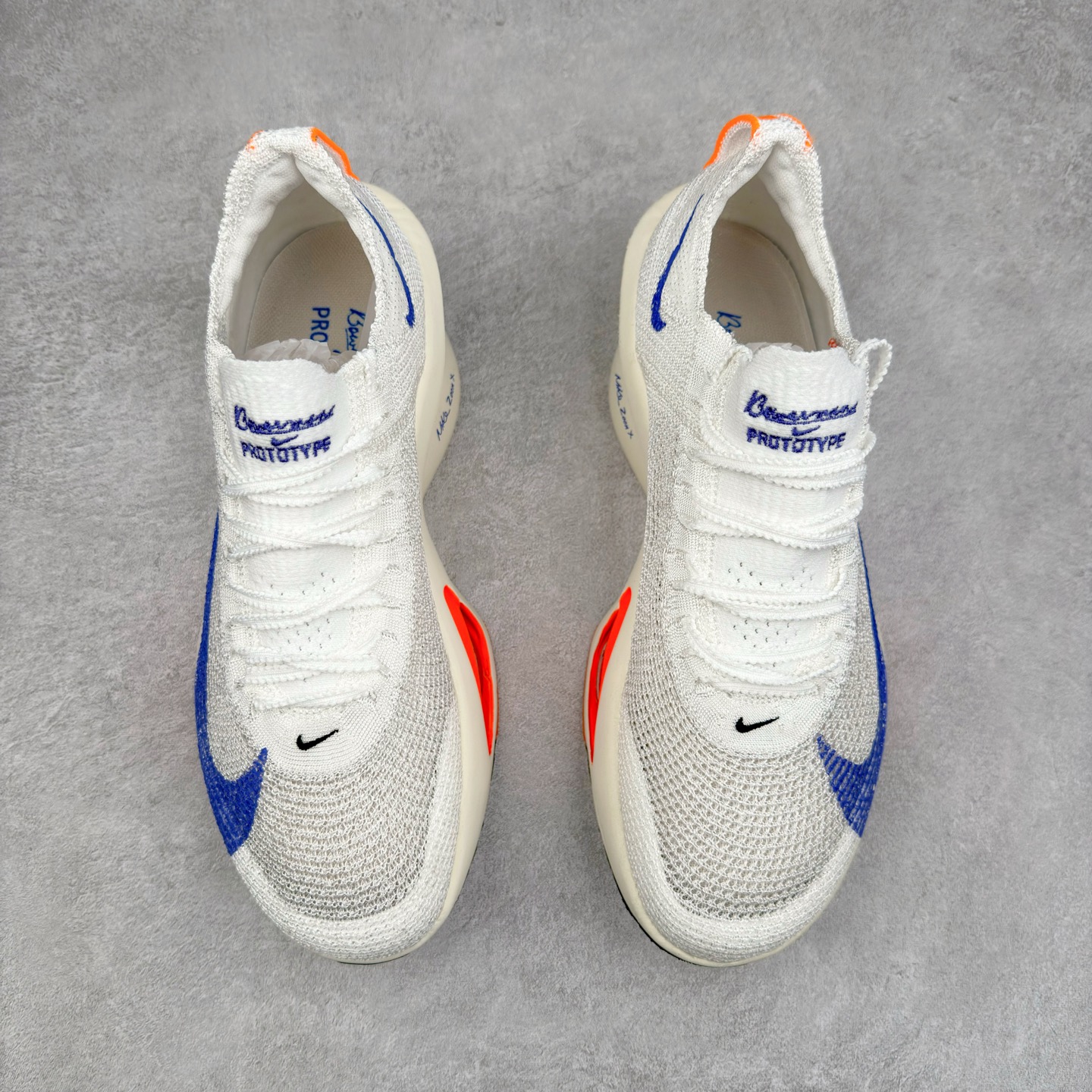 图片[2]-NK Air Zoom Alphafly NEXT% 3 2024全新马拉松超级跑鞋 有史以来最轻盈、测试次数最多的NK Alphafly 经过精英马拉松运动员的测试验证 并搭载Air Zoom气垫 旨在助力跑者实现突破 取得更佳的成绩 在开发过程中 Alphafly 3帮助耐克运动员凯尔文·基普图姆（Kelvin Kiptum）以2：00：35的成绩刷新了马拉松世界纪录 Alphafly的动力设计没有改变——Air Zoom气垫单元、Flyplate碳纤维板和ZoomX泡绵 但是整体系统的制作方法略有调整 优化和提升了对运动员的帮助 主要更新包括一体式鞋底 提供顺畅稳定的“后跟到脚趾”过渡；更宽的全长Flyplate碳纤维板提供稳定助推力 全新Fast Shot外底保证出色牵引力和抓地力 全新Atomknit 3.0鞋面提供更强的控制力、透气性和中足支撑力 尺码：36 36.5 37.5 38 38.5 39 40 40.5 41 42 42.5 43 44 44.5 45-选品中心