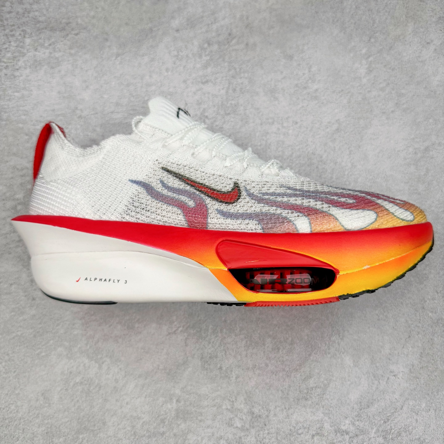 NK Air Zoom Alphafly NEXT% 3 2024全新马拉松超级跑鞋 有史以来最轻盈、测试次数最多的NK Alphafly 经过精英马拉松运动员的测试验证 并搭载Air Zoom气垫 旨在助力跑者实现突破 取得更佳的成绩 在开发过程中 Alphafly 3帮助耐克运动员凯尔文·基普图姆（Kelvin Kiptum）以2：00：35的成绩刷新了马拉松世界纪录 Alphafly的动力设计没有改变——Air Zoom气垫单元、Flyplate碳纤维板和ZoomX泡绵 但是整体系统的制作方法略有调整 优化和提升了对运动员的帮助 主要更新包括一体式鞋底 提供顺畅稳定的“后跟到脚趾”过渡；更宽的全长Flyplate碳纤维板提供稳定助推力 全新Fast Shot外底保证出色牵引力和抓地力 全新Atomknit 3.0鞋面提供更强的控制力、透气性和中足支撑力 尺码：36 36.5 37.5 38 38.5 39 40 40.5 41 42 42.5 43 44 44.5 45-选品中心